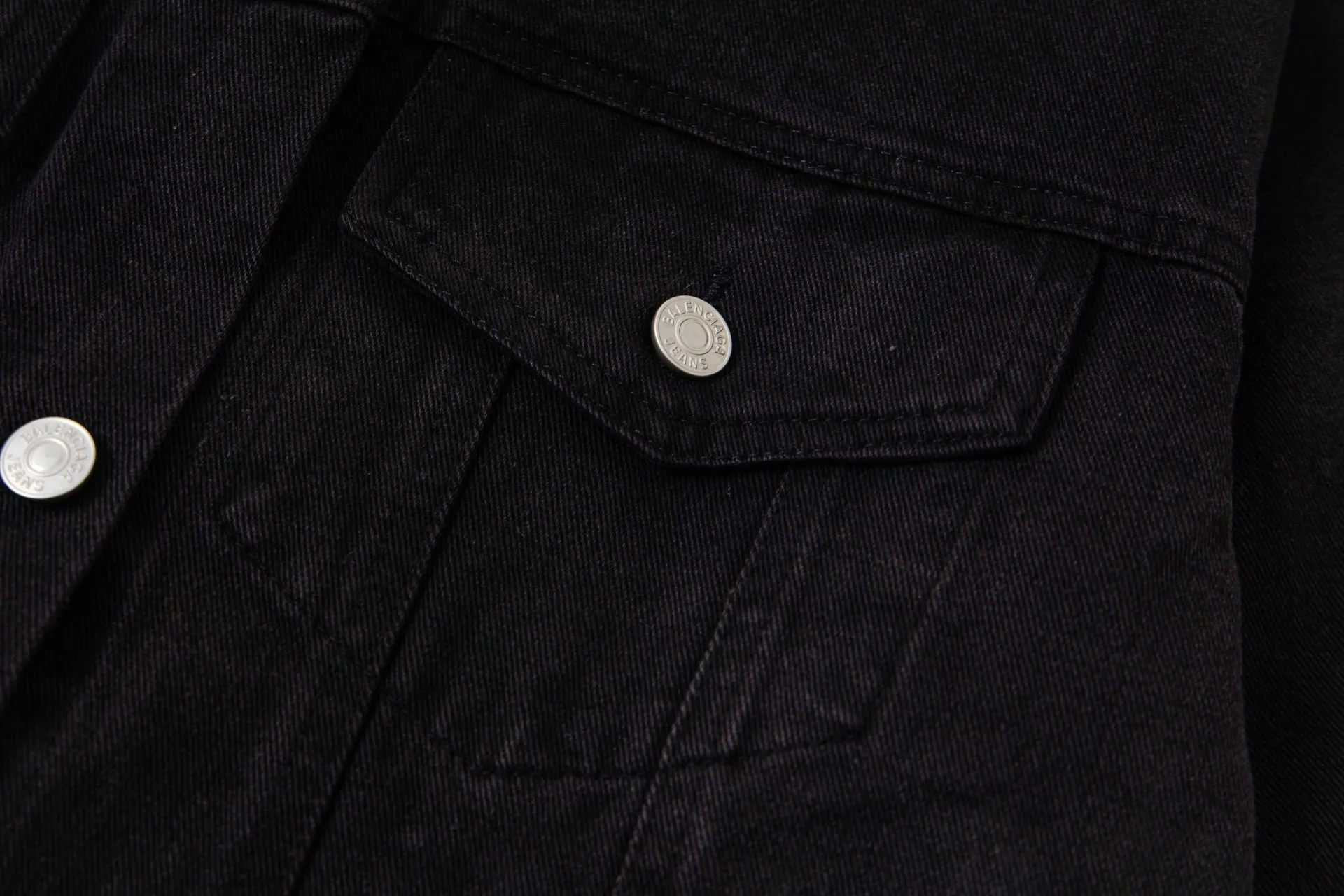 🅿️260 New model number: B144 Balenciaga Double B graffiti white splash print retro washed denim jacket 1️⃣ Made of high-quality denim fabric washing process, the upper body is soft, comfortable and extremely delicate after washing. It feels solid, smooth and soft. The fabric does not wrinkle, and the feel is invincible. The details are perfectly handled! 2️⃣It is very youthful and energetic, and can be easily worn by both men and women. It is very in line with the fashion aesthetic concepts of today's young people! 3️⃣ A full set of customized accessories, complete with three standards, same style for men and women, a must-have style for couples. Color: Denim Black Size: S, M, L, XL