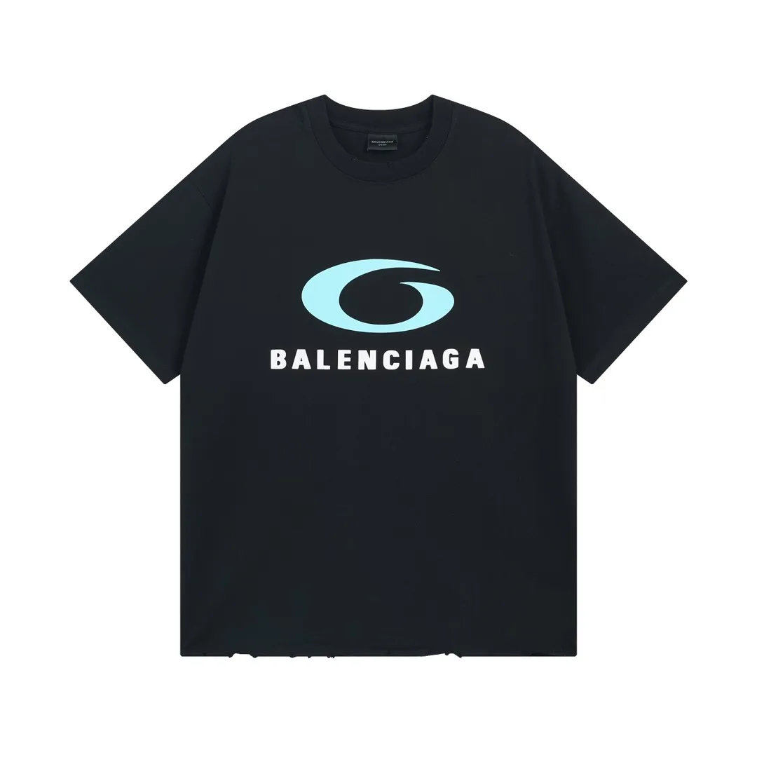 🅿️190 Detailed pictures [Top version. Official website quality] BALENCI*GA/Paris BALENCI*GA#25 Paris new style, classic LOGO print on the front and back, washed and worn, old hem, hand-polished short-sleeved T-shirt. Brick cabinet synchronization. The old and worn ZP is the same, welcome to compare. The fabric is made of Paris ZP custom-woven and dyed 100% cotton double-yarn compact cotton. The weight is 260 grams. The cloth surface is clean. The cloth pattern is clear. Soft and comfortable. Good color fastness. Not easy to change color. The threads are woven and dyed with no color difference. The printing uses imported environmentally friendly glue printing, and the ready-made garments are washed, worn and worn, and the process is extremely heavy. Jubie market makes goods based on pictures. Comparisons welcome. Restore the brick cabinet. The version adopts the OS loose shoulder version. Same style for men and women. Code: BL253652 Color: black, white Size: XS S M L