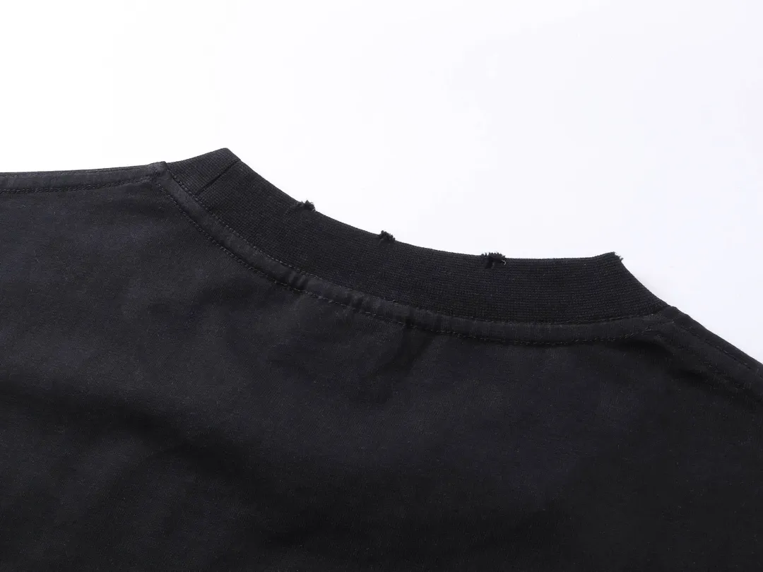 🅿️190 Detailed pictures [Top version. Official website quality] BALENCI*GA/Paris BALENCI*GA#25 Paris new style, classic LOGO print on the front and back, washed and worn, old hem, hand-polished short-sleeved T-shirt. Brick cabinet synchronization. The old and worn ZP is the same, welcome to compare. The fabric is made of Paris ZP custom-woven and dyed 100% cotton double-yarn compact cotton. The weight is 260 grams. The cloth surface is clean. The cloth pattern is clear. Soft and comfortable. Good color fastness. Not easy to change color. The threads are woven and dyed with no color difference. The printing uses imported environmentally friendly glue printing, and the ready-made garments are washed, worn and worn, and the process is extremely heavy. Jubie market makes goods based on pictures. Comparisons welcome. Restore the brick cabinet. The version adopts the OS loose shoulder version. Same style for men and women. Code: BL253652 Color: black, white Size: XS S M L