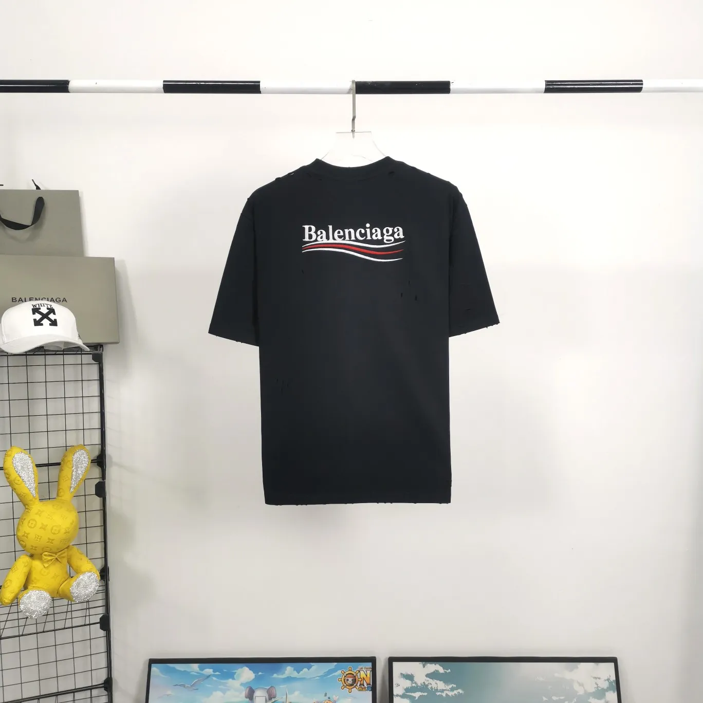 [New arrival] The top tested version of Balenciaga BALENCIAGA Cola hole wheat wave embroidery printed male and female couple star same style short-sleeved T-shirts are available in three colors, ensuring the same fabric as the original version, no color difference! Customized dyeing in a package! INS, Xiaohongshu’s popular style, classics that never fade away! The king of orders in Spain, the fried chicken is highly recommended! 32S 280g pure cotton double yarn fabric, comfortable and wide! Full of drape! The printing uses Tajima embroidery machine imported from Japan, which is known as the fighter among embroidery machines. The embroidery is meticulous, with no threads or skipped threads, the printing and embroidery are full and fine, and the letter spacing is consistent with ZP! Wearing it gives you full confidence and peace of mind! The labels and washes are all correct! On behalf of G at the same level! Consistent packaging at the counter! The holes on the neckline are inlaid by hand, and the holes on the body are all pierced by in-line scanning, all of which are one-to-one craftsmanship! Size: XS-L Color: Black P:270