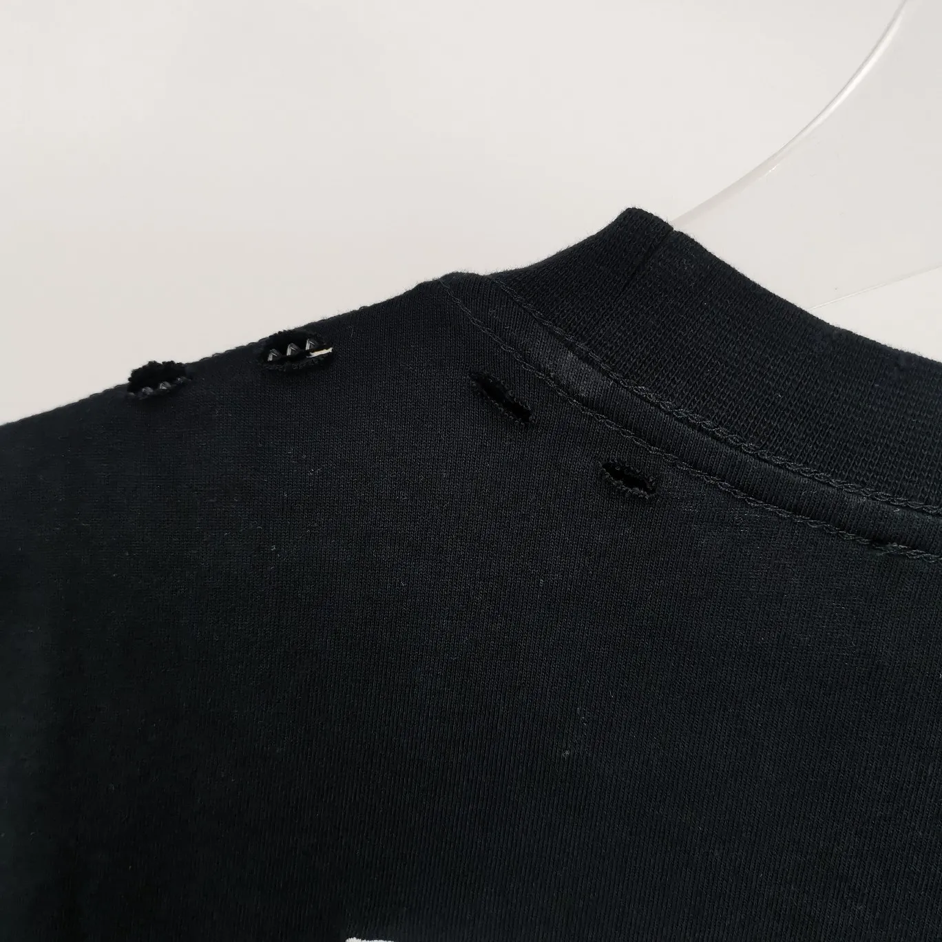 [New arrival] The top tested version of Balenciaga BALENCIAGA Cola hole wheat wave embroidery printed male and female couple star same style short-sleeved T-shirts are available in three colors, ensuring the same fabric as the original version, no color difference! Customized dyeing in a package! INS, Xiaohongshu’s popular style, classics that never fade away! The king of orders in Spain, the fried chicken is highly recommended! 32S 280g pure cotton double yarn fabric, comfortable and wide! Full of drape! The printing uses Tajima embroidery machine imported from Japan, which is known as the fighter among embroidery machines. The embroidery is meticulous, with no threads or skipped threads, the printing and embroidery are full and fine, and the letter spacing is consistent with ZP! Wearing it gives you full confidence and peace of mind! The labels and washes are all correct! On behalf of G at the same level! Consistent packaging at the counter! The holes on the neckline are inlaid by hand, and the holes on the body are all pierced by in-line scanning, all of which are one-to-one craftsmanship! Size: XS-L Color: Black P:270