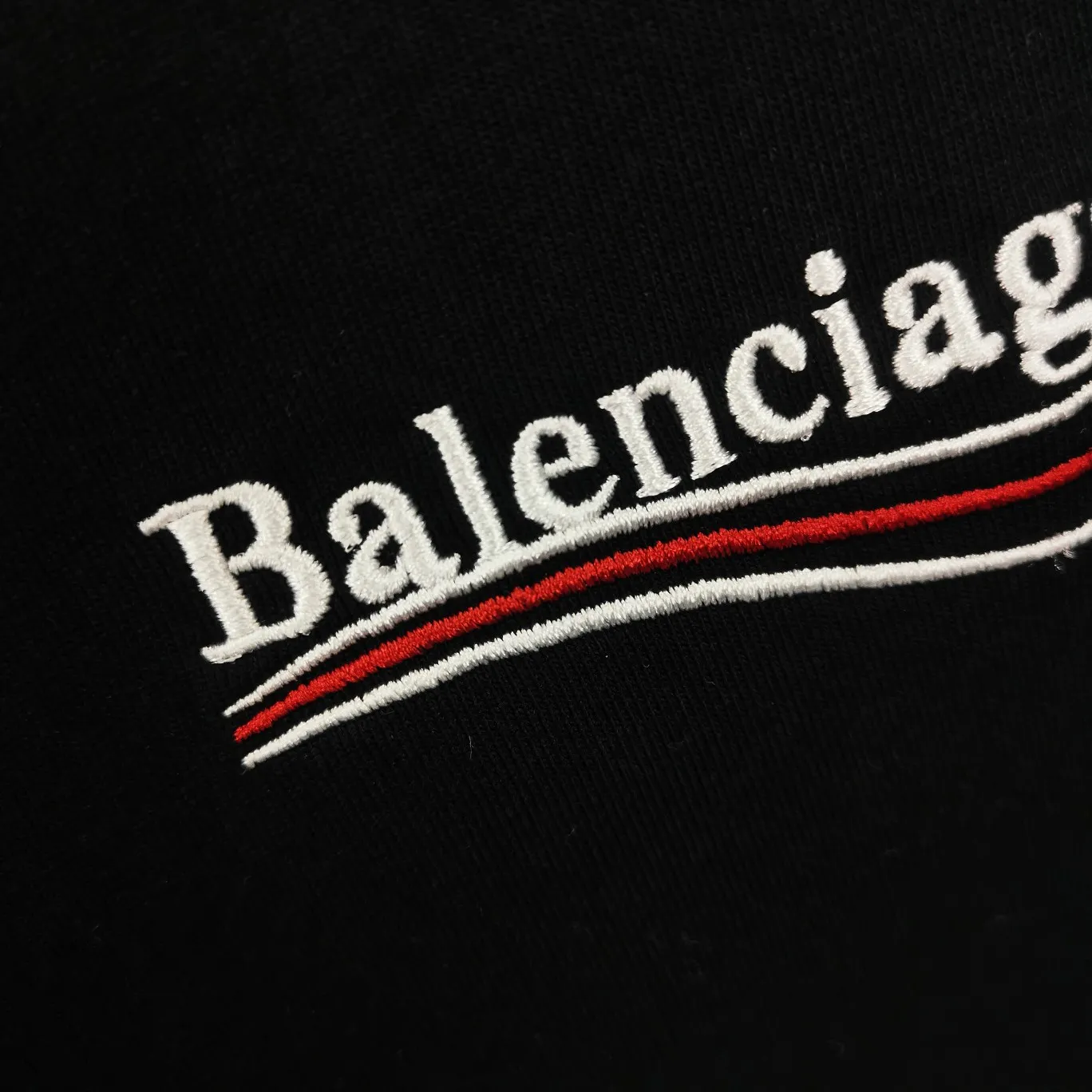 [New arrival] The top tested version of Balenciaga BALENCIAGA Cola hole wheat wave embroidery printed male and female couple star same style short-sleeved T-shirts are available in three colors, ensuring the same fabric as the original version, no color difference! Customized dyeing in a package! INS, Xiaohongshu’s popular style, classics that never fade away! The king of orders in Spain, the fried chicken is highly recommended! 32S 280g pure cotton double yarn fabric, comfortable and wide! Full of drape! The printing uses Tajima embroidery machine imported from Japan, which is known as the fighter among embroidery machines. The embroidery is meticulous, with no threads or skipped threads, the printing and embroidery are full and fine, and the letter spacing is consistent with ZP! Wearing it gives you full confidence and peace of mind! The labels and washes are all correct! On behalf of G at the same level! Consistent packaging at the counter! The holes on the neckline are inlaid by hand, and the holes on the body are all pierced by in-line scanning, all of which are one-to-one craftsmanship! Size: XS-L Color: Black P:270