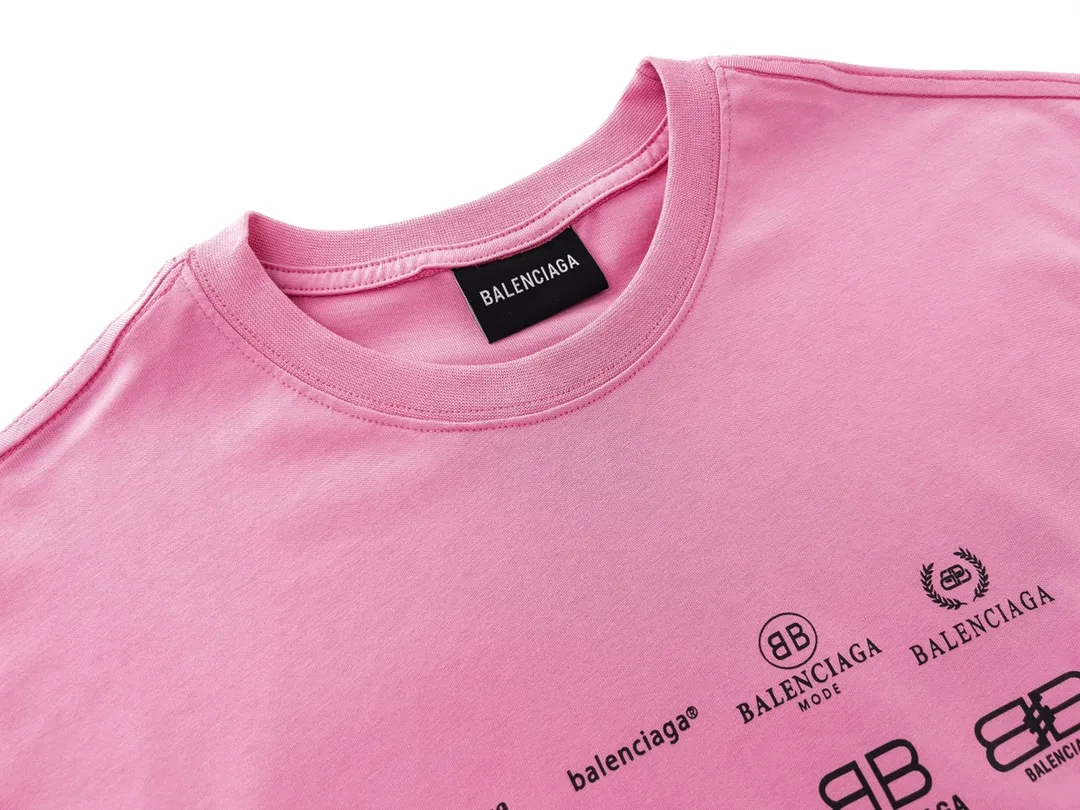 🅿️170 Detailed Picture [Top version. Official website quality] BALENCI*GA/Paris BALENCI*GA# 2023 spring and summer new style, printed with classic LOGO collection short-sleeved T-shirt. 2023 spring and summer new product. Brick cabinet synchronization. The fabric is made of Paris ZP custom-woven and dyed 100% cotton double yarn compact cotton. The weight is 260 grams. The cloth surface is clean. The cloth pattern is clear. Soft and comfortable. Good color fastness. Not easy to change color. The threads are woven and dyed with no color difference. The printing uses imported environmentally friendly rubber paddles, precision stencils, fine LOGO letters, clear letters, no burrs, and a three-dimensional effect. Restore brick cabinet. The version adopts OS loose shoulder version. Same style for men and women. Code: BL223071 Color: black, beige, pink, smoky gray, white. Size: XS to L