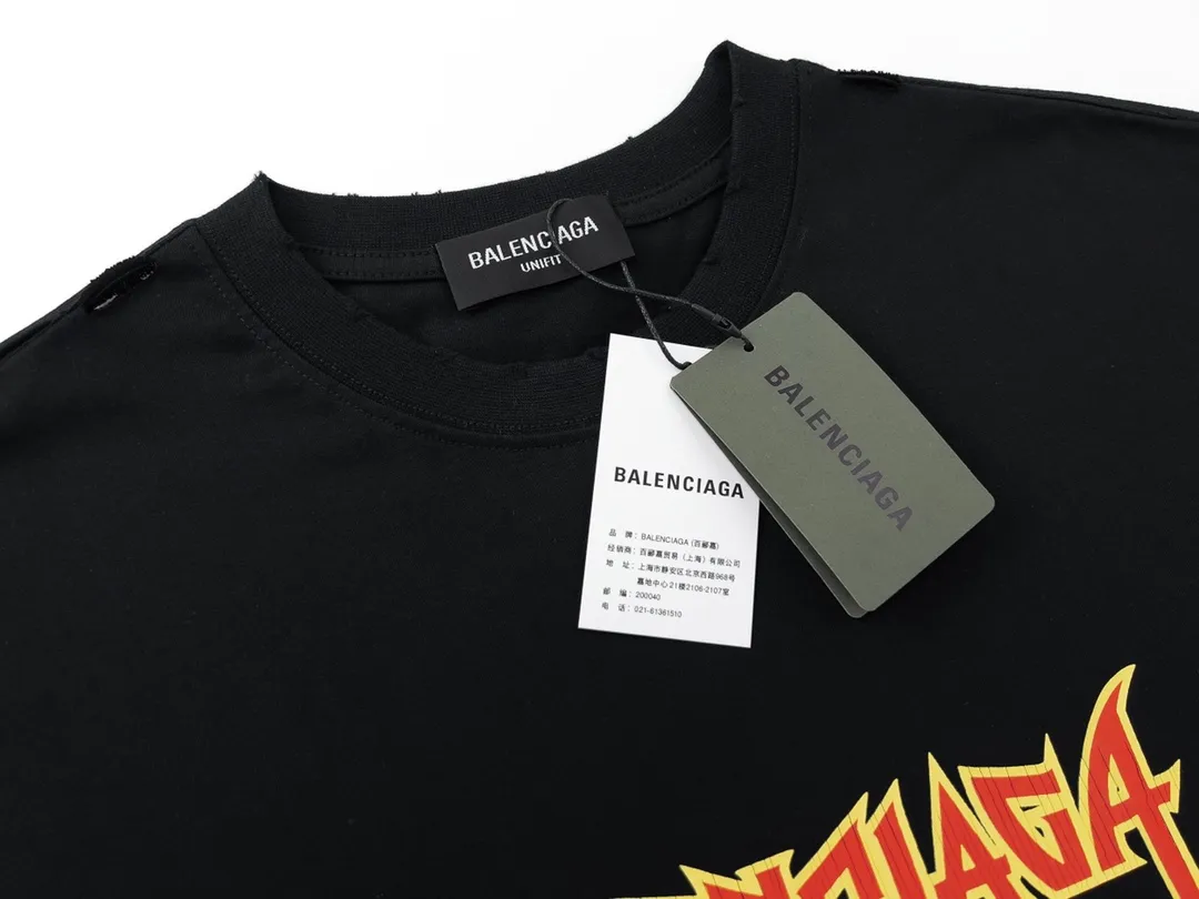 🅿️180 Detailed Pictures [Top version. Official website quality] BALENCI*GA/Paris. Lightning letter straight crack printed frayed distressed short-sleeved T-shirt. Brick cabinet synchronization. The fabric is made of Paris ZP custom-woven and dyed 100% cotton double yarn compact cotton. The weight is 260 grams, the cloth surface is clean. The cloth pattern is clear, soft and comfortable. The threads are dyed with no color difference. The classic pattern is printed with environmentally friendly imported tensile materials and precision printing screens. The letters are clear and the effect is three-dimensional. The ready-made clothes are hand-painted and restored to ZP, the ready-made clothes are worn and the brick cabinets are restored. Different market currency, welcome to compare, the version adopts OS loose shoulder version. Same style for men and women Coding: BL223011 Color: black. Beige. Brown Size: XS S M L