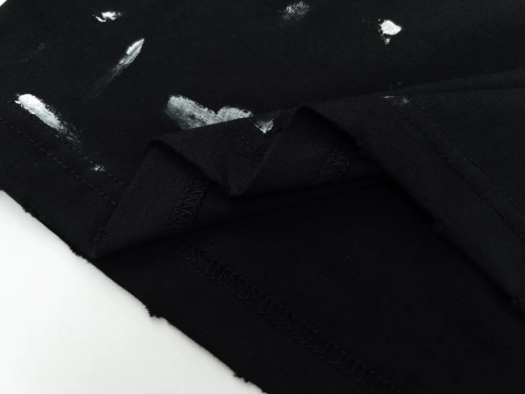 🅿️180 Detailed Pictures [Top version. Official website quality] BALENCI*GA/Paris. Lightning letter straight crack printed frayed distressed short-sleeved T-shirt. Brick cabinet synchronization. The fabric is made of Paris ZP custom-woven and dyed 100% cotton double yarn compact cotton. The weight is 260 grams, the cloth surface is clean. The cloth pattern is clear, soft and comfortable. The threads are dyed with no color difference. The classic pattern is printed with environmentally friendly imported tensile materials and precision printing screens. The letters are clear and the effect is three-dimensional. The ready-made clothes are hand-painted and restored to ZP, the ready-made clothes are worn and the brick cabinets are restored. Different market currency, welcome to compare, the version adopts OS loose shoulder version. Same style for men and women Coding: BL223011 Color: black. Beige. Brown Size: XS S M L