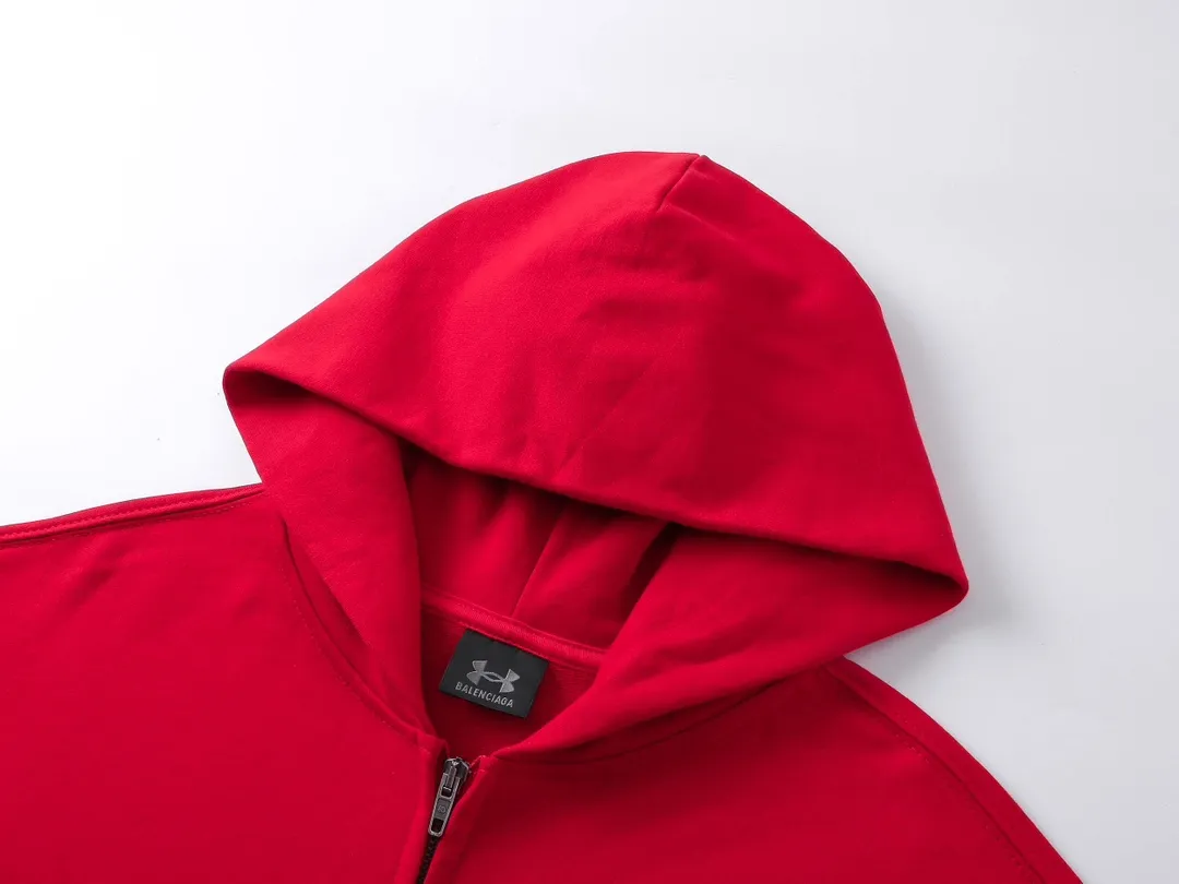 🅿️360 real photos [Top version. Official website quality] BALENCI*GA/Paris joint Under Armor front and rear embroidered cardigan hooded sweatshirt # SS24 latest model. Research and development at the first time, different market currencies. Comparisons welcome. The fabric is made of Paris ZP custom-woven and dyed cotton terry sweatshirt. The weight is 460 grams. The cloth surface is clean. The cloth pattern is clear, soft and comfortable. The threads are dyed with no color difference. The classic LOGO pattern embroidery is embroidered by Tajima imported machine. The letters are clear, three-dimensional and without burrs. Jubie market produces pictures based on pictures. Welcome to compare. The version adopts OS loose shoulder design. Same style for men and women. Code: BL238928 Color: black, red Size: XS S M L