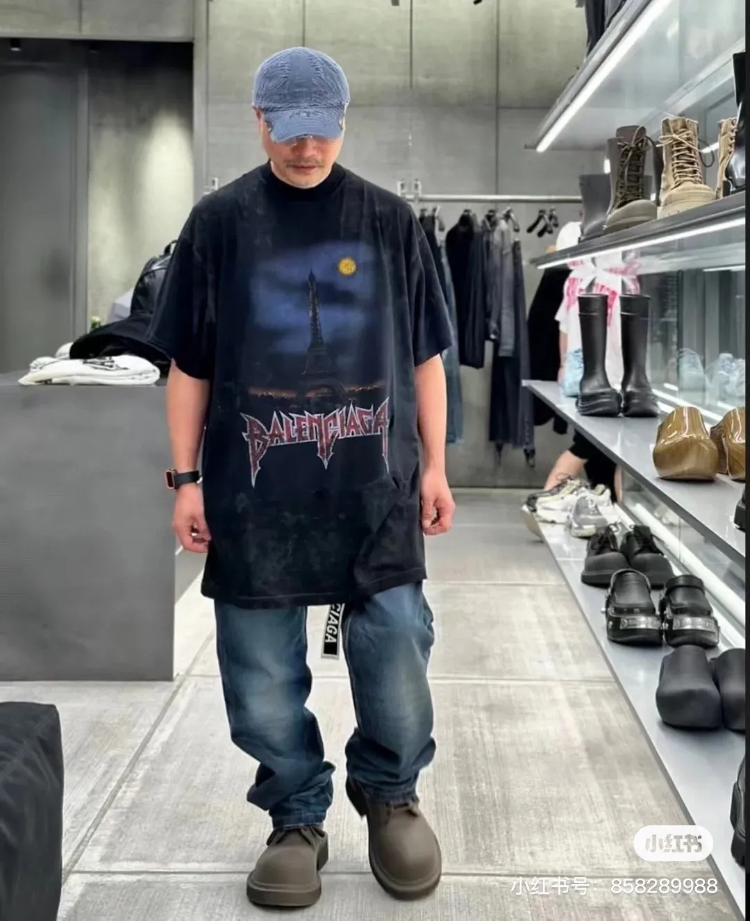 🎀Hot model pictures🎀Top tested version BALENCIAGA Balenciaga 24 latest Paris Eiffel Tower inkjet graffiti hand-painted gradient color printed washed distressed short-sleeved T-shirt The whole piece of fabric is washed before being cut, and the front and rear panels are printed using imported Kornit direct-jet printing technology. After the garment is washed for the second time, in order to be closer to the original effect, it is manually positioned, flattened, inked and spray-painted by a master craftsman. The garment effect is more accurate and time-consuming and labor-intensive. The details are perfectly restored zp Exclusively woven and dyed 300g fabrics. Threads are dyed in the same vat with zero color difference. Different from the market currency. Welcome to compare. Fabric: Customized imported high-gram weight tight double yarn fabric 300g, 100% cotton. Accessories: full set of customized accessories, packaging bags, tags, brand LOGO Sydney paper. Color: black. Size: XS--L P:310.