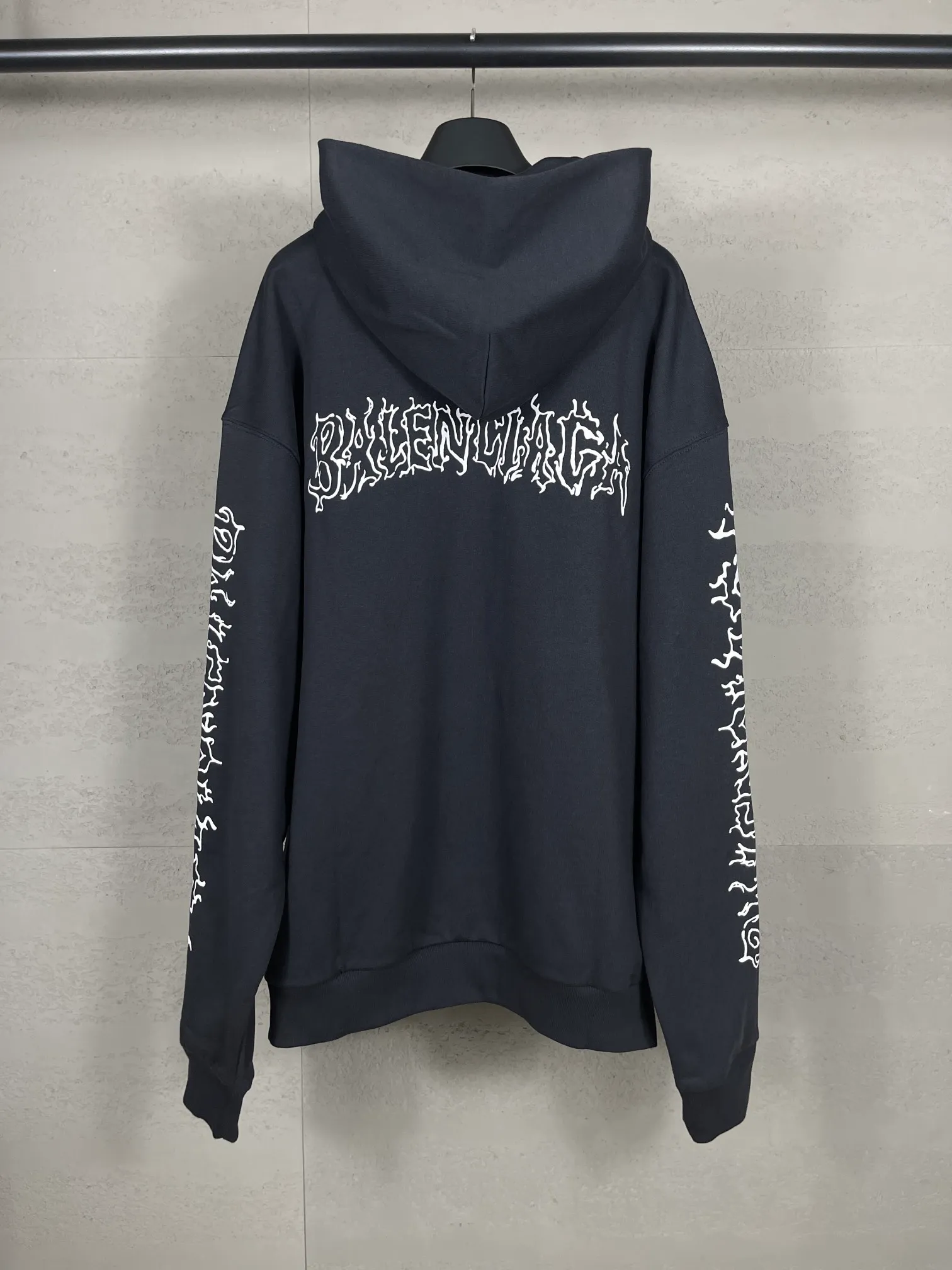 🅿️320 real shots [Top version. Official website quality] BALENCI*GA/Paris. 2024 new style Sanskrit LOGO fuzzy direct-printed hooded sweatshirt on the chest, synchronized with brick cabinets. Developed genuine products in the first time, enjoy printing and comparison! The fabric is made of Paris ZP custom-woven and dyed cotton sweatshirt. Weighing 460 grams, the cloth surface is clean. The cloth pattern is clear, soft and comfortable. The threads are dyed with no color difference. The classic LOGO is printed using environmentally friendly imported materials, with clear pattern letters and a three-dimensional effect. Restore brick cabinets, different market currency, welcome to compare, the version adopts OS loose shoulder version. Same style for men and women Code: BL238921 Color: gray blue Size: XS S M L