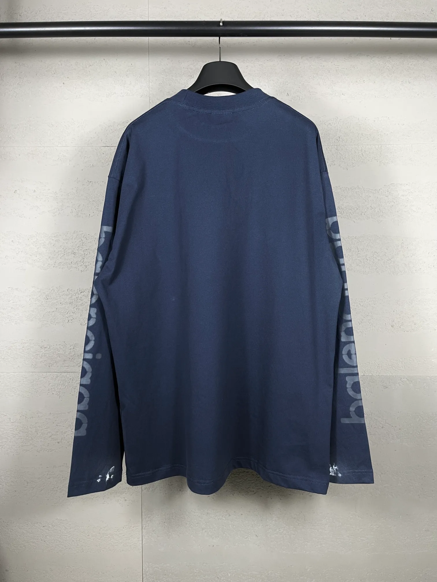 🅿️230 real photos [Top version. Official website quality] BALENCI*GA/Paris #2024 new style 3M letter classic print. Hand-painted. Graffiti. Long-sleeved T-shirt. #2024 Spring and Summer Brick Cabinet Synchronization Welcome to compare. The fabric is made of Paris ZP custom-woven and dyed cotton double yarn, with a weight of 260 grams. The cloth surface is clean. The cloth pattern is clear, soft and comfortable. The threads are dyed with no color difference. The classic letter LOGO is printed with imported environmentally friendly glue. The letters are clear and the effect is three-dimensional. Ready-to-wear hand drawn doodles. Restore brick cabinet, adopt OS loose shoulder style. Same style for men and women. Code: BL225050 Color: black, blue Size: XS S M L