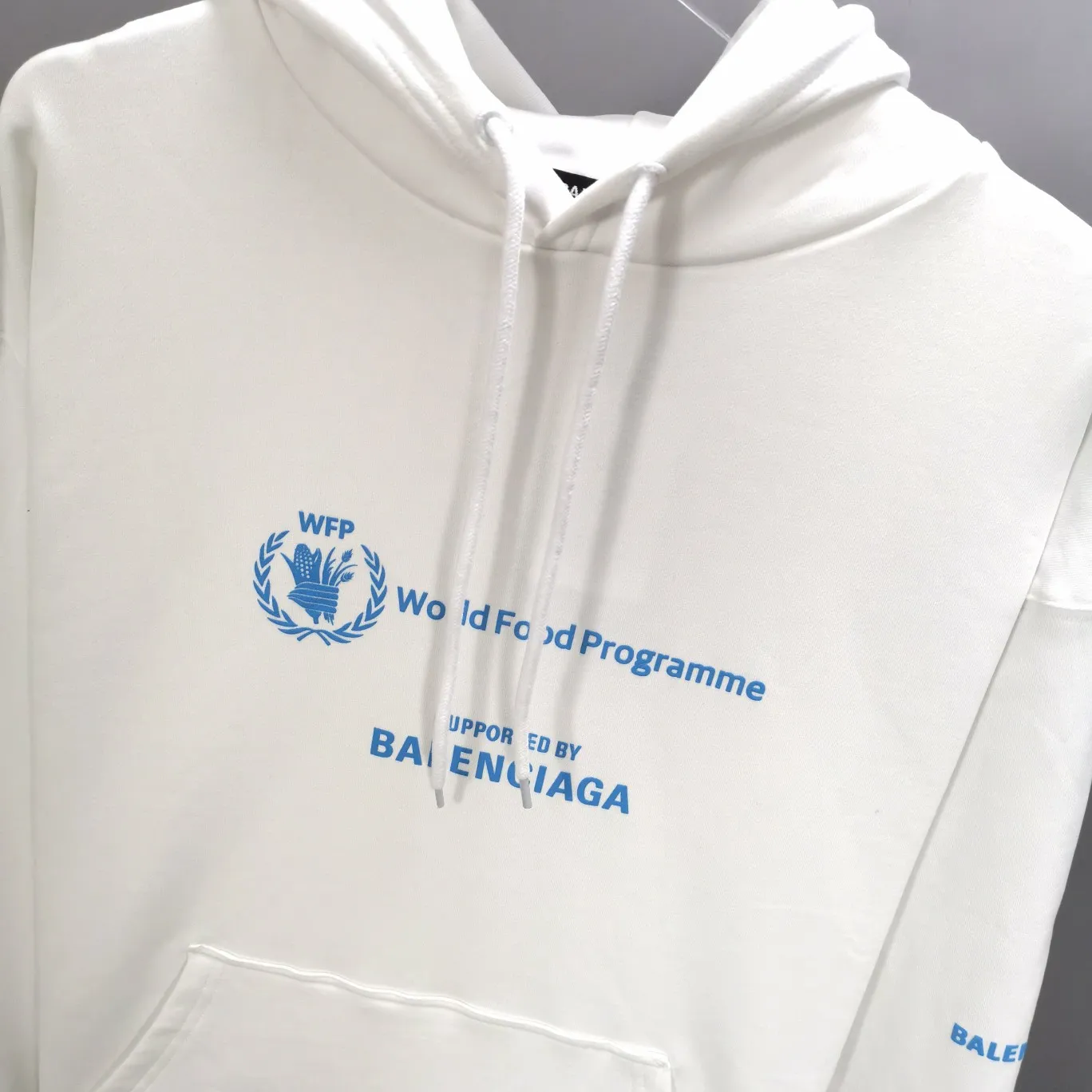 [New] Top-quality Balenciaga 22SS new WFP World Food Agency male and female couple celebrity autumn and winter pure cotton hooded sweatshirt. The fabric is made of 480 grams of pure cotton terry material. It does not pill and feels very good. It has been printed and dressed up dozens of times to achieve a 1:1 effect. All imported slurries are used. Proportional foaming powder is added to the slurry to foam at high temperatures. The printing convex effect is very good, and the powder does not fall off and does not break. The front and rear panels are washable and environmentally friendly. The entire printing process takes a long time. The hem and cuffs are all customized threads. There is no error in dyeing in the same vat. The workmanship is perfect. The accessories are all customized. This year’s market hot trend has many Internet celebrities. The top is very trendy. The same style for men and women. OverSzie version. Color: Black White Size: XS-L P:450