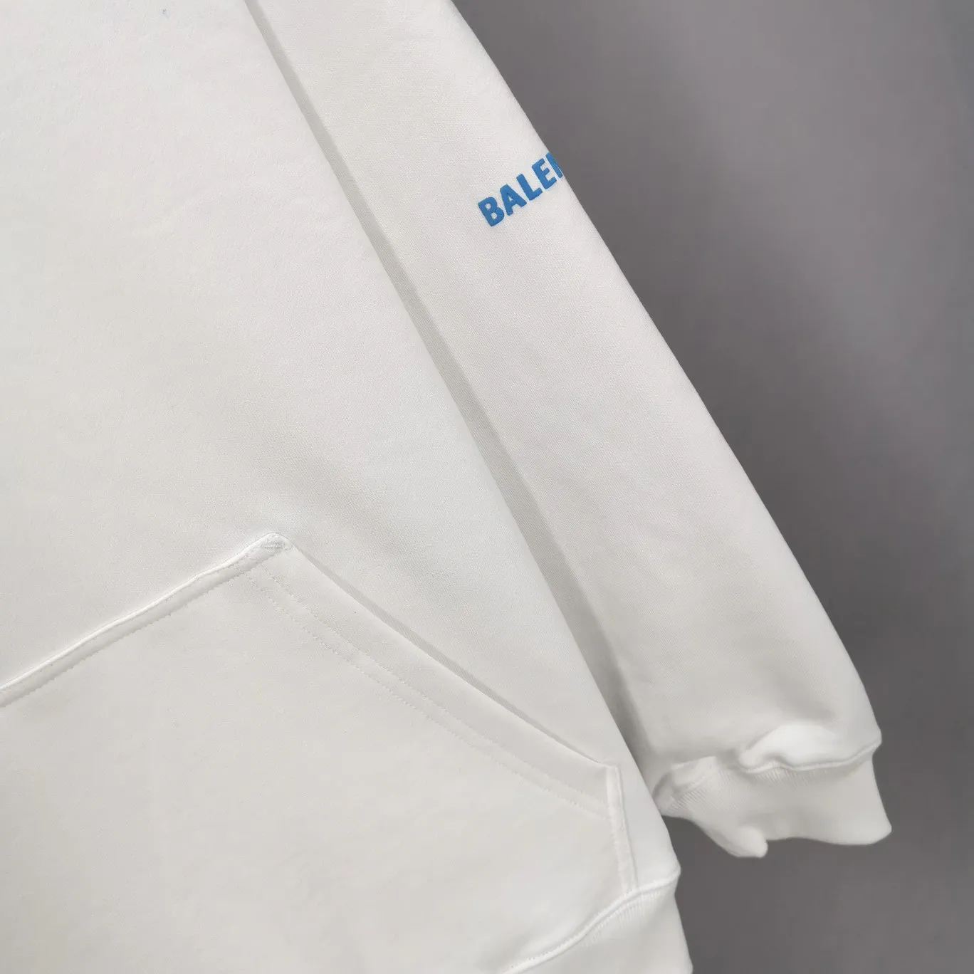 [New] Top-quality Balenciaga 22SS new WFP World Food Agency male and female couple celebrity autumn and winter pure cotton hooded sweatshirt. The fabric is made of 480 grams of pure cotton terry material. It does not pill and feels very good. It has been printed and dressed up dozens of times to achieve a 1:1 effect. All imported slurries are used. Proportional foaming powder is added to the slurry to foam at high temperatures. The printing convex effect is very good, and the powder does not fall off and does not break. The front and rear panels are washable and environmentally friendly. The entire printing process takes a long time. The hem and cuffs are all customized threads. There is no error in dyeing in the same vat. The workmanship is perfect. The accessories are all customized. This year’s market hot trend has many Internet celebrities. The top is very trendy. The same style for men and women. OverSzie version. Color: Black White Size: XS-L P:450