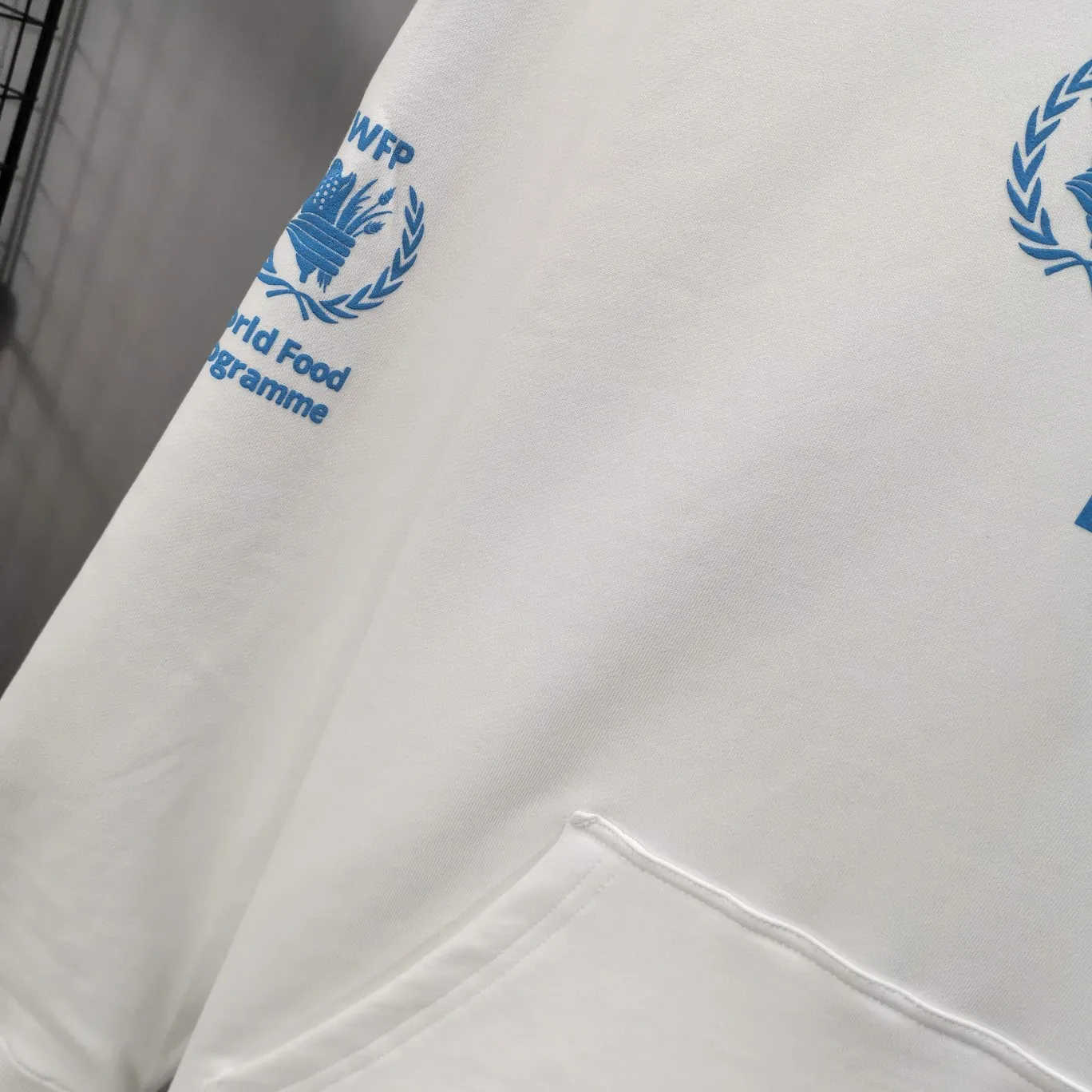 [New] Top-quality Balenciaga 22SS new WFP World Food Agency male and female couple celebrity autumn and winter pure cotton hooded sweatshirt. The fabric is made of 480 grams of pure cotton terry material. It does not pill and feels very good. It has been printed and dressed up dozens of times to achieve a 1:1 effect. All imported slurries are used. Proportional foaming powder is added to the slurry to foam at high temperatures. The printing convex effect is very good, and the powder does not fall off and does not break. The front and rear panels are washable and environmentally friendly. The entire printing process takes a long time. The hem and cuffs are all customized threads. There is no error in dyeing in the same vat. The workmanship is perfect. The accessories are all customized. This year’s market hot trend has many Internet celebrities. The top is very trendy. The same style for men and women. OverSzie version. Color: Black White Size: XS-L P:450