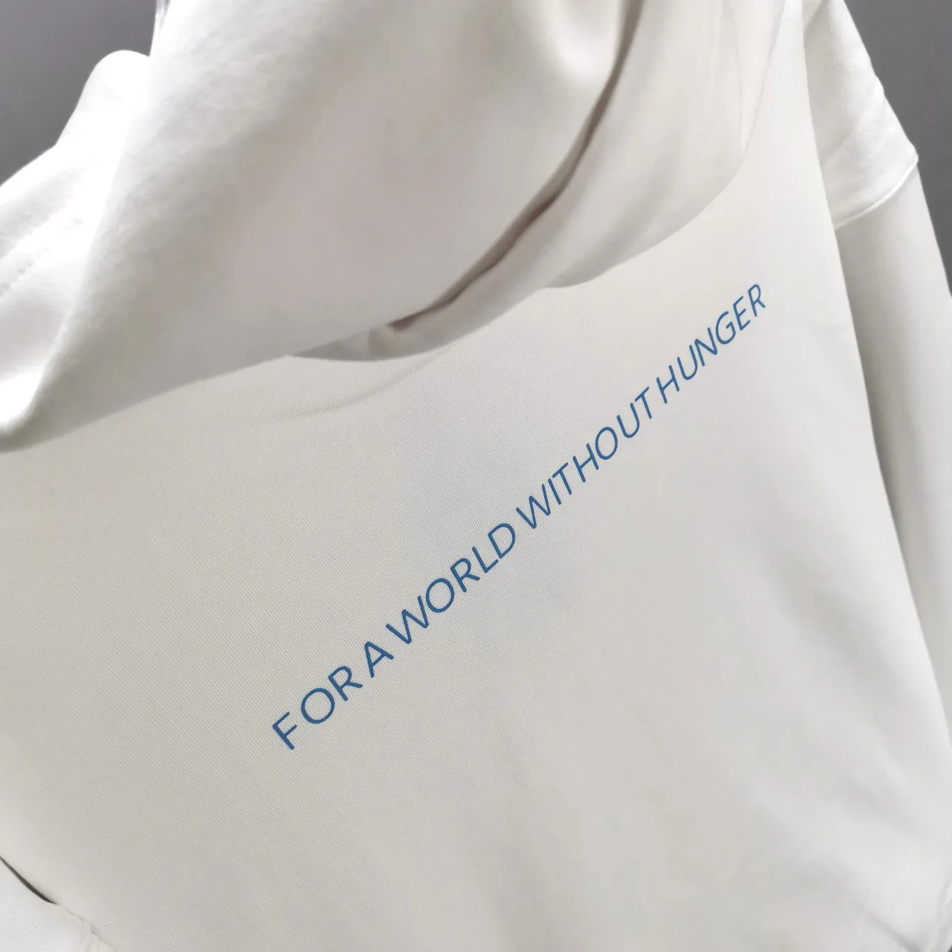 [New] Top-quality Balenciaga 22SS new WFP World Food Agency male and female couple celebrity autumn and winter pure cotton hooded sweatshirt. The fabric is made of 480 grams of pure cotton terry material. It does not pill and feels very good. It has been printed and dressed up dozens of times to achieve a 1:1 effect. All imported slurries are used. Proportional foaming powder is added to the slurry to foam at high temperatures. The printing convex effect is very good, and the powder does not fall off and does not break. The front and rear panels are washable and environmentally friendly. The entire printing process takes a long time. The hem and cuffs are all customized threads. There is no error in dyeing in the same vat. The workmanship is perfect. The accessories are all customized. This year’s market hot trend has many Internet celebrities. The top is very trendy. The same style for men and women. OverSzie version. Color: Black White Size: XS-L P:450