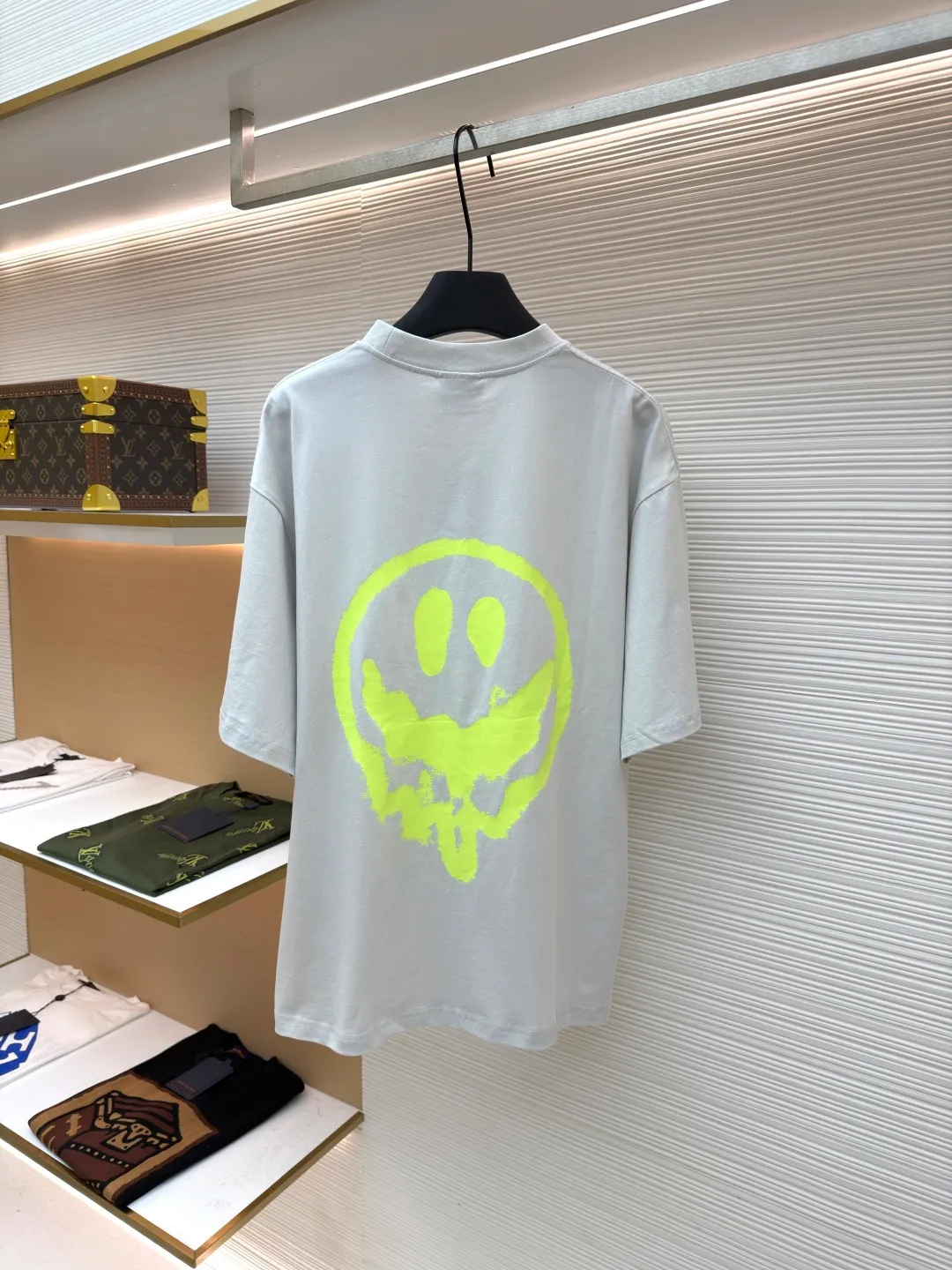 Balenciaga Luminous Alien ●Authentic product: Purchased and developed for 6300 ●Item number: 1680813-A20 ●Material: combed cotton plain weave ●Technology: printing process ●Version: fitted version ●Weight: about 300 grams ●Size: Paired with cuff letter embroidery details, the frayed craft fabric is treated with old fraying to create a street retro feel. Emphasis on wearing comfort. Customized dyeing, without any color difference from the original version, once again emphasizes the accuracy of the color, ensuring that the printing, embroidery and fabric background match and coordinate. The ingenious craftsmanship is perfectly restored, the three standards are complete, and the accessories are customized. The overall wiring is straight and delicate, the fabric is comfortable and soft, and the color is consistent without color difference. It can be matched with the same style to create a fashionable look and control various occasions. Customized accessories, complete with three standards, same style for men and women!
