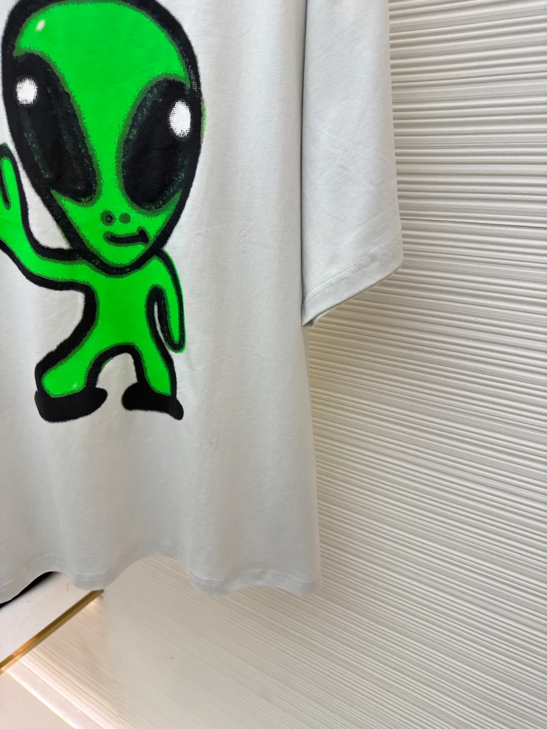 Balenciaga Luminous Alien ●Authentic product: Purchased and developed for 6300 ●Item number: 1680813-A20 ●Material: combed cotton plain weave ●Technology: printing process ●Version: fitted version ●Weight: about 300 grams ●Size: Paired with cuff letter embroidery details, the frayed craft fabric is treated with old fraying to create a street retro feel. Emphasis on wearing comfort. Customized dyeing, without any color difference from the original version, once again emphasizes the accuracy of the color, ensuring that the printing, embroidery and fabric background match and coordinate. The ingenious craftsmanship is perfectly restored, the three standards are complete, and the accessories are customized. The overall wiring is straight and delicate, the fabric is comfortable and soft, and the color is consistent without color difference. It can be matched with the same style to create a fashionable look and control various occasions. Customized accessories, complete with three standards, same style for men and women!