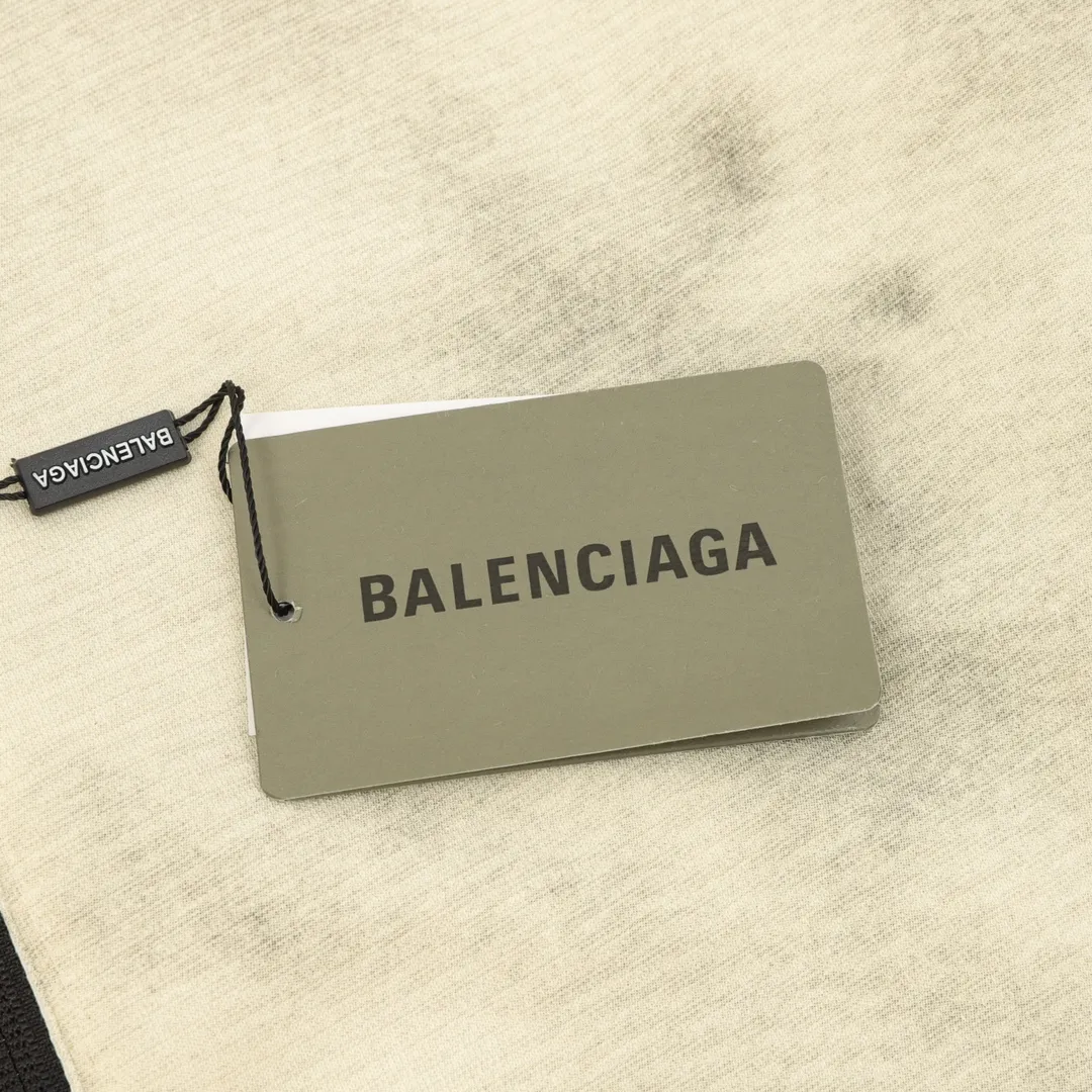 🅿️570 Balenciaga/Balenciaga Spliced Embroidered Washed Double-sided Leather Jacket. It looks so good when worn on both sides. It is equivalent to two pieces of clothing. You will never get tired of wearing it. It is so cool. One side is spliced with technical fabrics and the other side is washed with double stitching. This design is so cool that I have no friends. When I saw this model at the Xia Zichen Paris Fashion Show, I just wanted to put it on and go. It is simple and versatile, and the latest loop sports icon embroidery - a clean version with a neat body, easy to wear on both sides, and stylish no matter how you wear it. Size: XS-L