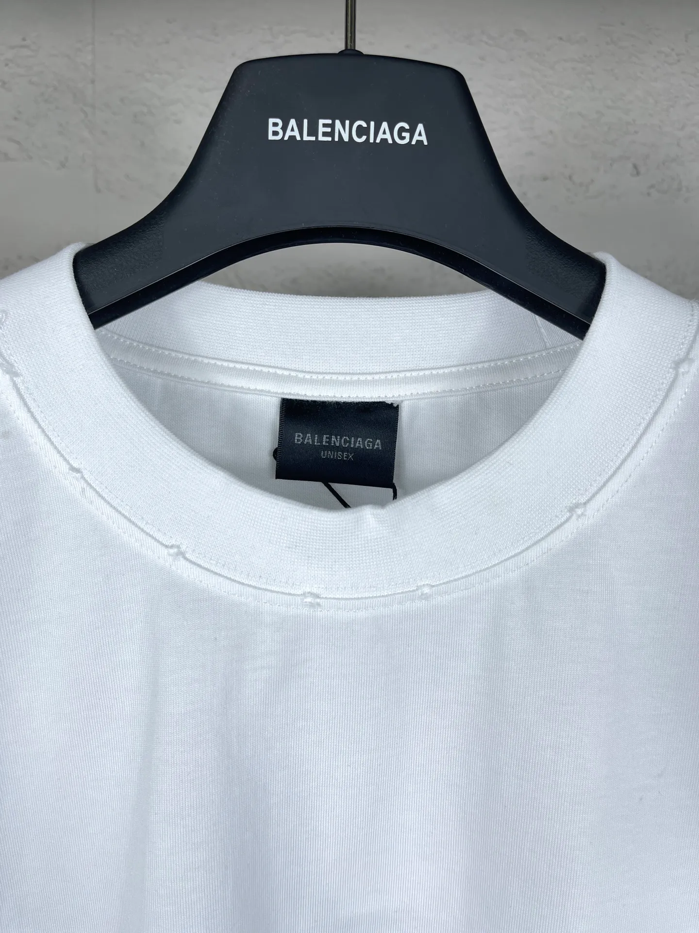 🅿️186 real photos [Top version. Official website quality] BALENCI*GA/Paris. 2024 new style flame letter LOGO destruction printed short-sleeved T-shirt. Brick cabinets are synchronized. Genuine products are developed at the first time, and you can print and compare! The fabric is made of Paris ZP custom-woven and dyed cotton double yarn. Weighing 260 grams, the cloth surface is clean. The cloth pattern is clear, soft and comfortable. The threads are dyed with no color difference. The classic LOGO is printed using environmentally friendly imported materials, with clear pattern letters and a three-dimensional effect. Restored brick cabinet. Ready-made clothes are washed, worn and distressed. Different market currency. Welcome to compare. The version adopts OS loose shoulder version. Same style for men and women. Code: BL233303 Color: black, white, yellow, gray blue Size: XS to L