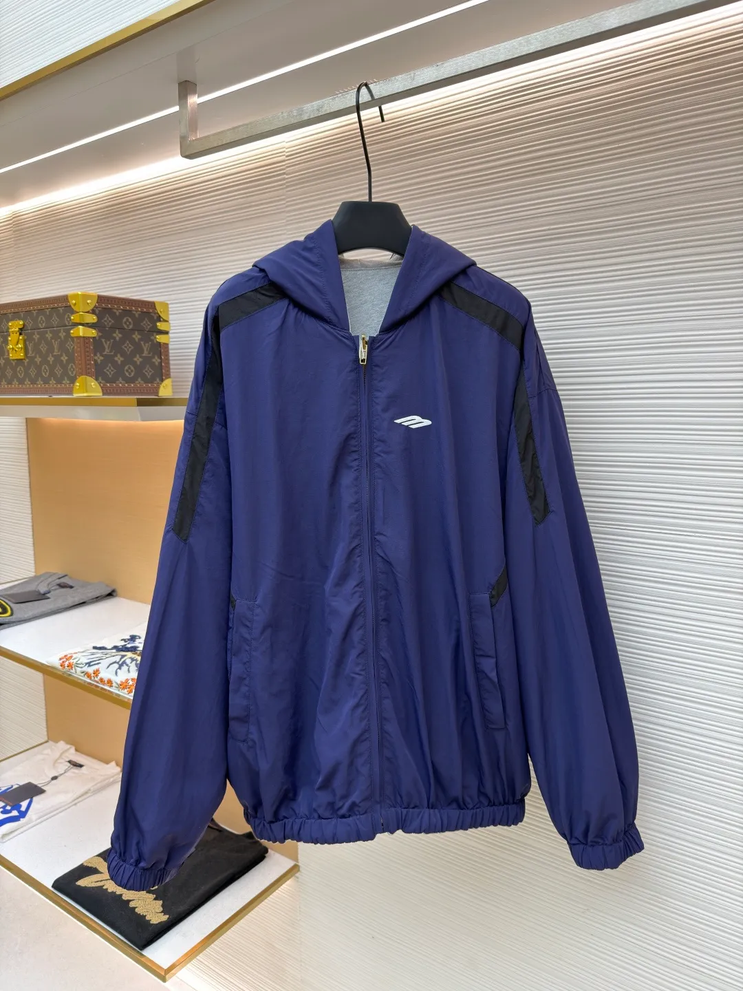 Balenciaga double-sided long-sleeved zipper jacket ●Original version: purchased and developed by 16318 ●Item number: 1681852-B70 ●Fabric: cotton fabric ●Technology: embroidery production ●Color: gray/blue ●Version: fitted version ●Weight: about 1395 grams ●Size: XS-S-M-L ●Description: These two hooded jackets adopt a double-sided design. One side is made of navy blue light nylon fabric (windproof and wear-resistant), and the other side is light gray fleece knitted (skin-friendly and warm), allowing one garment to be adapted to multiple scenes. In terms of craftsmanship, the body adopts a full zipper closure + hooded one-piece tailoring, and contrasting decorative stitching is added to the shoulders and side seams to enhance the style. The cuffs and hem are elasticated to provide both comfort and windproofness. In the details, the body is embroidered with the brand logo, and the sizes cover XS-L. The manual measurement data is accurate (error 1-2CM). The style is loose and off-shoulder, suitable for daily casual wear. The overall wiring is straight and delicate, the fabric is comfortable and soft, and the color is consistent without color difference. It can be matched with the same style to create a fashionable look and control various occasions. Customized accessories, complete with three standards, same style for men and women!