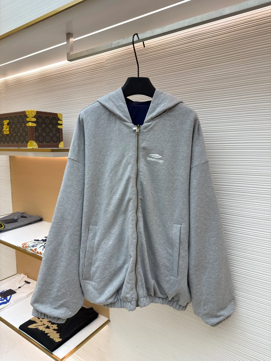 Balenciaga double-sided long-sleeved zipper jacket ●Original version: purchased and developed by 16318 ●Item number: 1681852-B70 ●Fabric: cotton fabric ●Technology: embroidery production ●Color: gray/blue ●Version: fitted version ●Weight: about 1395 grams ●Size: XS-S-M-L ●Description: These two hooded jackets adopt a double-sided design. One side is made of navy blue light nylon fabric (windproof and wear-resistant), and the other side is light gray fleece knitted (skin-friendly and warm), allowing one garment to be adapted to multiple scenes. In terms of craftsmanship, the body adopts a full zipper closure + hooded one-piece tailoring, and contrasting decorative stitching is added to the shoulders and side seams to enhance the style. The cuffs and hem are elasticated to provide both comfort and windproofness. In the details, the body is embroidered with the brand logo, and the sizes cover XS-L. The manual measurement data is accurate (error 1-2CM). The style is loose and off-shoulder, suitable for daily casual wear. The overall wiring is straight and delicate, the fabric is comfortable and soft, and the color is consistent without color difference. It can be matched with the same style to create a fashionable look and control various occasions. Customized accessories, complete with three standards, same style for men and women!