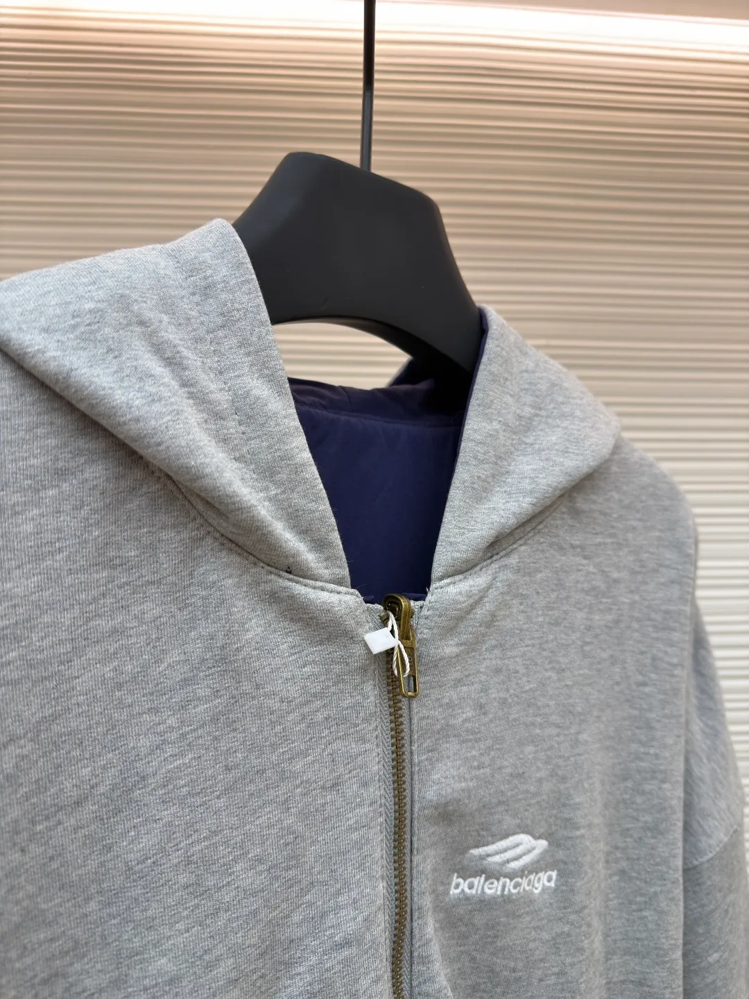 Balenciaga double-sided long-sleeved zipper jacket ●Original version: purchased and developed by 16318 ●Item number: 1681852-B70 ●Fabric: cotton fabric ●Technology: embroidery production ●Color: gray/blue ●Version: fitted version ●Weight: about 1395 grams ●Size: XS-S-M-L ●Description: These two hooded jackets adopt a double-sided design. One side is made of navy blue light nylon fabric (windproof and wear-resistant), and the other side is light gray fleece knitted (skin-friendly and warm), allowing one garment to be adapted to multiple scenes. In terms of craftsmanship, the body adopts a full zipper closure + hooded one-piece tailoring, and contrasting decorative stitching is added to the shoulders and side seams to enhance the style. The cuffs and hem are elasticated to provide both comfort and windproofness. In the details, the body is embroidered with the brand logo, and the sizes cover XS-L. The manual measurement data is accurate (error 1-2CM). The style is loose and off-shoulder, suitable for daily casual wear. The overall wiring is straight and delicate, the fabric is comfortable and soft, and the color is consistent without color difference. It can be matched with the same style to create a fashionable look and control various occasions. Customized accessories, complete with three standards, same style for men and women!