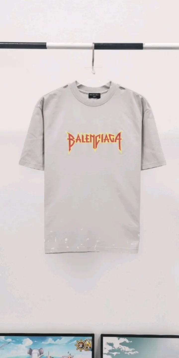 Real shot of the video————The top tested version of BALENCIAGA Balenciaga’s lightning flame burst pattern graffiti Xiao Yang’s same style pure cotton short-sleeved T-shirt for male and female couples stars. The front panel is printed with glue bursting effect. Imported transparent pulp is used to scrape the bottom to make the printing cracks feel even. You don’t have to worry about it falling off, as long as it’s not violently machine washed (it’s no problem at all to wash and dry it). The hem is artificially embellished with hand-painted prints, creating a French messy graffiti style! All holes on the body are manually worn and positioned. The holes are even and won't affect the overall structure of the clothes, and they won't get bigger with washing! The fabric is made of 260g Odel pure cotton, brand new, washed, and labeled. zp consistent synchronization. Size: XS-L Color: Silver White Blue Black P: 280