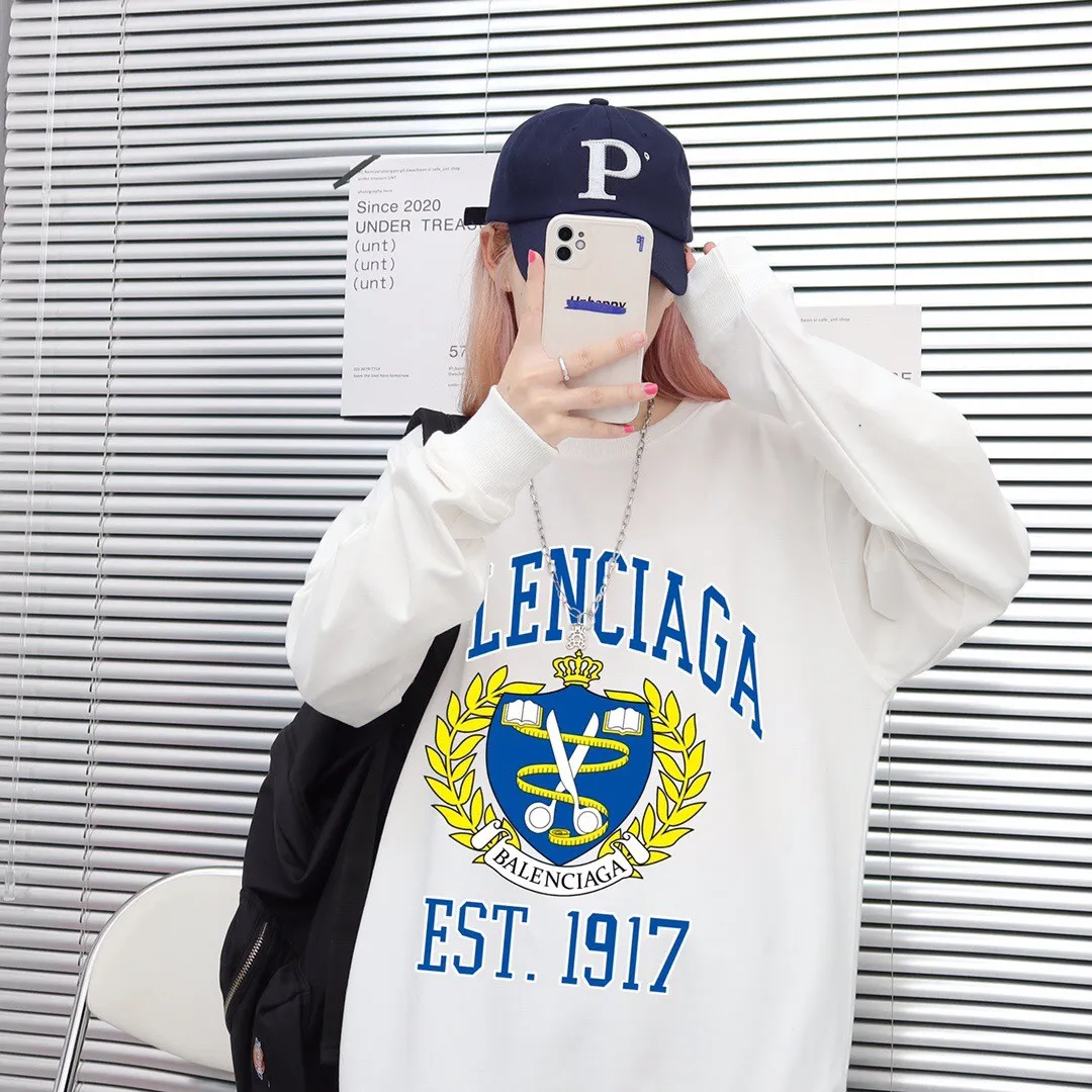 ♻️💯Upper body reference model picture❤️Top tested version Balenciaga Balenciaga logo printed EST 1917 knitted T-shirt 2022 new style autumn and winter hoodie sweatshirt for men and women. The process adopts Kangli printing cracking effect. This crack is not a line pattern, but a three-dimensional burst pattern. How many versions on the market are based on pictures? Just make pictures, not craftsmanship? Without a version, it would be impossible to create the original flavor, and it would be almost pointless to brag! The front panel printing glue bursting effect uses imported transparent slurry to scrape the bottom to make the printing bursting feel uniform. (PS: If this process is missing, the printing will easily fall off in large areas after cracking) The fabric is made of 520g composite crystal velvet fabric, which is full of drape, loose and good on the skin. Color: black white Size: XS-L (maximum wear: 230 pounds) P:490
