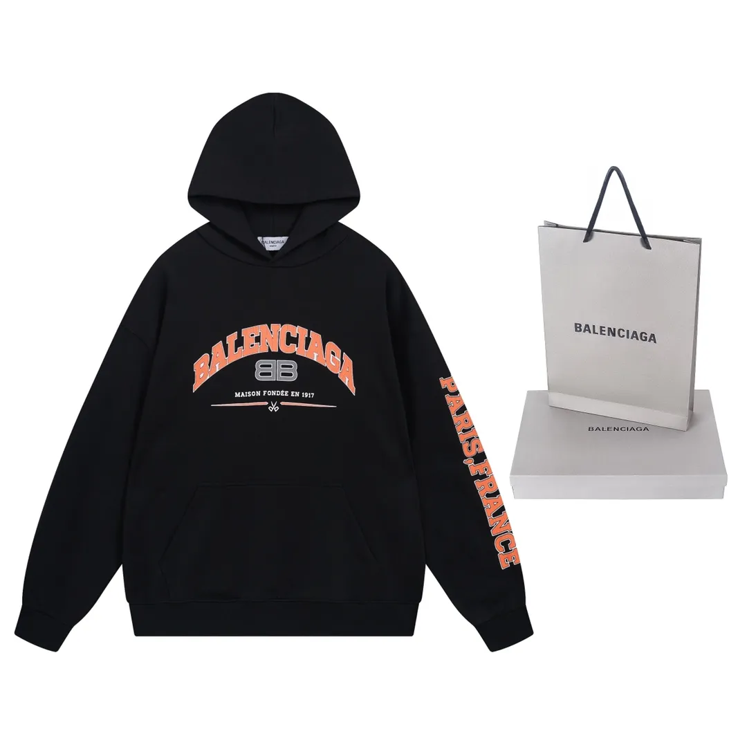 🅿️296 Detailed picture [Top version. Official website quality] BALENCI*GA/Paris. BB scissor LOGO printed split long-sleeved hooded sweatshirt ready-made. Brick cabinet synchronization. The fabric is made of Paris ZP custom-woven and dyed cotton sweatshirt. The weight is 450 grams, the cloth surface is clean. The cloth pattern is clear, soft and comfortable, and the thread is dyed with no color difference. The classic pattern is printed with environmentally friendly imported materials, straight cracks and cracked glue. Precision printing screen, the letters are clear and the effect is three-dimensional. Restore the brick cabinet. Different market currencies. Welcome to compare. The version adopts the OS loose shoulder version. The same style for men and women. Coding: BL238059 Color: Black Size: XS S M L