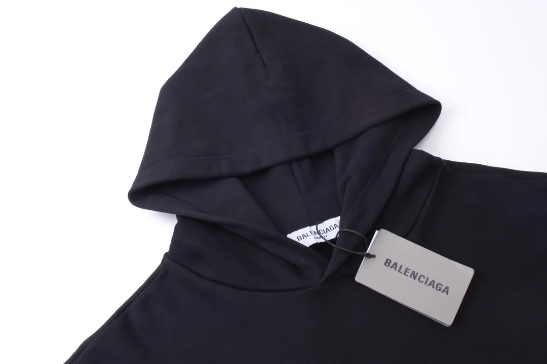 🅿️296 Detailed picture [Top version. Official website quality] BALENCI*GA/Paris. BB scissor LOGO printed split long-sleeved hooded sweatshirt ready-made. Brick cabinet synchronization. The fabric is made of Paris ZP custom-woven and dyed cotton sweatshirt. The weight is 450 grams, the cloth surface is clean. The cloth pattern is clear, soft and comfortable, and the thread is dyed with no color difference. The classic pattern is printed with environmentally friendly imported materials, straight cracks and cracked glue. Precision printing screen, the letters are clear and the effect is three-dimensional. Restore the brick cabinet. Different market currencies. Welcome to compare. The version adopts the OS loose shoulder version. The same style for men and women. Coding: BL238059 Color: Black Size: XS S M L