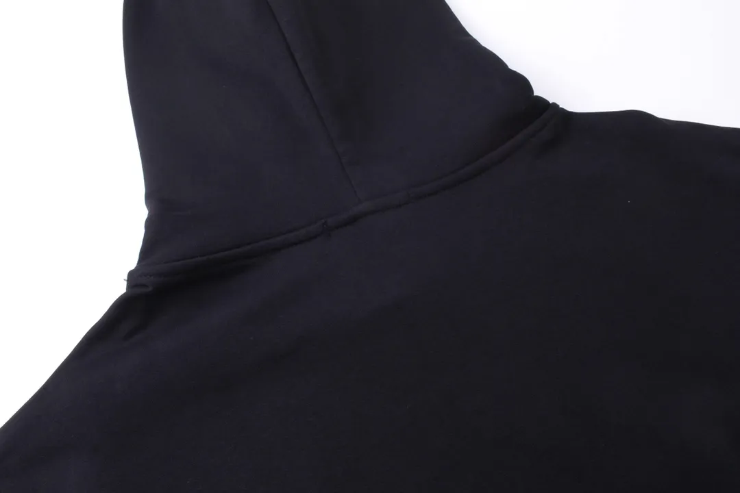 🅿️296 Detailed picture [Top version. Official website quality] BALENCI*GA/Paris. BB scissor LOGO printed split long-sleeved hooded sweatshirt ready-made. Brick cabinet synchronization. The fabric is made of Paris ZP custom-woven and dyed cotton sweatshirt. The weight is 450 grams, the cloth surface is clean. The cloth pattern is clear, soft and comfortable, and the thread is dyed with no color difference. The classic pattern is printed with environmentally friendly imported materials, straight cracks and cracked glue. Precision printing screen, the letters are clear and the effect is three-dimensional. Restore the brick cabinet. Different market currencies. Welcome to compare. The version adopts the OS loose shoulder version. The same style for men and women. Coding: BL238059 Color: Black Size: XS S M L
