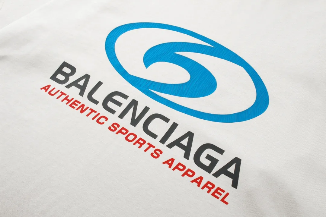🅿️180 detailed pictures [Top version. Official website quality] BALENCI*GA/Paris. 2024 new style. New LOGO straight crack printed ready-to-wear frayed distressed short-sleeved T-shirt, brick cabinet synchronization. Genuine product developed at the first time, happy to print and compare! The fabric is made of Paris ZP custom-woven and dyed cotton double yarn. Weighing 260 grams, the cloth surface is clean. The cloth pattern is clear, soft and comfortable. The threads are dyed with no color difference. The classic LOGO is printed using environmentally friendly imported materials, with clear straight-crack pattern letters and a three-dimensional effect. Restored brick cabinet. Ready-made garments are washed, worn and worn. Different market currency. Welcome to compare. The version adopts OS loose shoulder style. Same style for men and women. Code: BL233305 Color: gray blue, apricot, yellow Size: XS to L