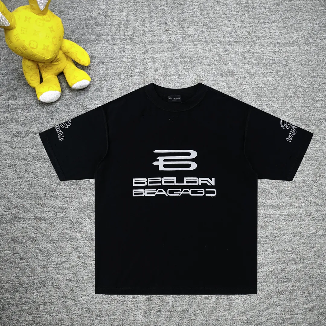 [New] Top tested version BALENCIAGA/Balenciaga 2024 SS AIGENERATED series new reverse stitched short-sleeved T-shirt ✅No.1 quality in the market Real ceiling quality ✅All original development pays attention to detail pictures to avoid mixed distribution of stolen pictures by merchants ✅Correct 260g custom-woven and dyed double yarn pure cotton fabric Custom-dyed threads have no color difference ✅Correctly imported material printing Dot direct injection process Letters are clear and three-dimensional, firm and do not fall off ✅Original reverse stitching production Worn and washed, black and gray cuff prints are different, overweight craftsmanship, the same as the original version, different market currency. Let me explain why mine is a little more expensive than others, 1. It seems to be a simple printing or embroidery, but it is not simple at all. 10000% imported machine restoration is not just a lip service. You are welcome to compare with peers. 2. Each model is produced by the company. The details of the workmanship and fabrics are consistent with the original ones. There is no color difference between the details and the counters. Reproduction is not terrible. Whoever is fake is embarrassed. It’s not shameful to make a replica, it’s shameful if you can’t buy the correct version if you make a replica. 3. Note that the threaded collars are all original collars of certain countries and regions, with high wrapping. The width of the neckline and cabinets are accurate to the millimeter. Thick necklines are not easy to deform. The collars of high-end products are all restored cabinets. They are different from the big collars in the world. Ordinary garbage short-sleeves are printed with a print. The clavicle of the upper body is exposed. Please be patient. Customers who have bought genuine products or have seen genuine products will come back to place orders again. This is quality. This is quality. 4. Different styles of washed wheat main wheat, including imported wheat, have different colors and codes. Really restore the counter. As we all know, Balenciaga has different English or different colors on the collar labels of each quarter. This distinguishes the fast food products with the same common main wheat washed wheat. 5. Pay attention to the workmanship. The stitching at the neckline has no folds, smooth and natural without overlapping lines, and truly restores this. This is something that many people cannot do. 6. The fabric is made of 260g Paris-specific double yarn. No one can make better fabrics than my family. There's really no way to compare it with the ordinary version on the market. Respect it. It's genuine and costs thousands of dollars anyway. Don't go for the quality of street stall products. 7. The workmanship is fully restored and the packaging is fully restored. The cost is huge. 8. I guarantee here that this is the highest quality you can find. Size: XS-S-M-L Color: Black Gray P:270