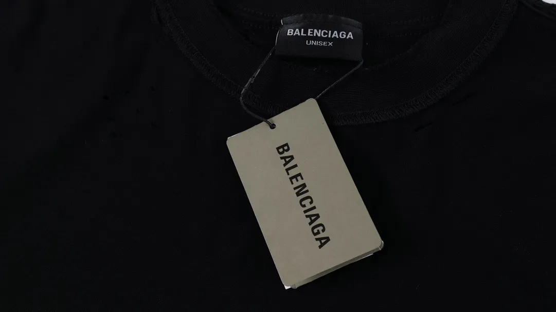 [New] Top tested version BALENCIAGA/Balenciaga 2024 SS AIGENERATED series new reverse stitched short-sleeved T-shirt ✅No.1 quality in the market Real ceiling quality ✅All original development pays attention to detail pictures to avoid mixed distribution of stolen pictures by merchants ✅Correct 260g custom-woven and dyed double yarn pure cotton fabric Custom-dyed threads have no color difference ✅Correctly imported material printing Dot direct injection process Letters are clear and three-dimensional, firm and do not fall off ✅Original reverse stitching production Worn and washed, black and gray cuff prints are different, overweight craftsmanship, the same as the original version, different market currency. Let me explain why mine is a little more expensive than others, 1. It seems to be a simple printing or embroidery, but it is not simple at all. 10000% imported machine restoration is not just a lip service. You are welcome to compare with peers. 2. Each model is produced by the company. The details of the workmanship and fabrics are consistent with the original ones. There is no color difference between the details and the counters. Reproduction is not terrible. Whoever is fake is embarrassed. It’s not shameful to make a replica, it’s shameful if you can’t buy the correct version if you make a replica. 3. Note that the threaded collars are all original collars of certain countries and regions, with high wrapping. The width of the neckline and cabinets are accurate to the millimeter. Thick necklines are not easy to deform. The collars of high-end products are all restored cabinets. They are different from the big collars in the world. Ordinary garbage short-sleeves are printed with a print. The clavicle of the upper body is exposed. Please be patient. Customers who have bought genuine products or have seen genuine products will come back to place orders again. This is quality. This is quality. 4. Different styles of washed wheat main wheat, including imported wheat, have different colors and codes. Really restore the counter. As we all know, Balenciaga has different English or different colors on the collar labels of each quarter. This distinguishes the fast food products with the same common main wheat washed wheat. 5. Pay attention to the workmanship. The stitching at the neckline has no folds, smooth and natural without overlapping lines, and truly restores this. This is something that many people cannot do. 6. The fabric is made of 260g Paris-specific double yarn. No one can make better fabrics than my family. There's really no way to compare it with the ordinary version on the market. Respect it. It's genuine and costs thousands of dollars anyway. Don't go for the quality of street stall products. 7. The workmanship is fully restored and the packaging is fully restored. The cost is huge. 8. I guarantee here that this is the highest quality you can find. Size: XS-S-M-L Color: Black Gray P:270