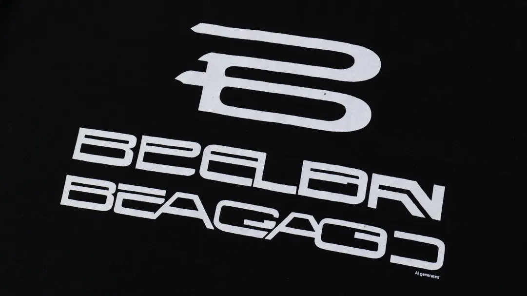 [New] Top tested version BALENCIAGA/Balenciaga 2024 SS AIGENERATED series new reverse stitched short-sleeved T-shirt ✅No.1 quality in the market Real ceiling quality ✅All original development pays attention to detail pictures to avoid mixed distribution of stolen pictures by merchants ✅Correct 260g custom-woven and dyed double yarn pure cotton fabric Custom-dyed threads have no color difference ✅Correctly imported material printing Dot direct injection process Letters are clear and three-dimensional, firm and do not fall off ✅Original reverse stitching production Worn and washed, black and gray cuff prints are different, overweight craftsmanship, the same as the original version, different market currency. Let me explain why mine is a little more expensive than others, 1. It seems to be a simple printing or embroidery, but it is not simple at all. 10000% imported machine restoration is not just a lip service. You are welcome to compare with peers. 2. Each model is produced by the company. The details of the workmanship and fabrics are consistent with the original ones. There is no color difference between the details and the counters. Reproduction is not terrible. Whoever is fake is embarrassed. It’s not shameful to make a replica, it’s shameful if you can’t buy the correct version if you make a replica. 3. Note that the threaded collars are all original collars of certain countries and regions, with high wrapping. The width of the neckline and cabinets are accurate to the millimeter. Thick necklines are not easy to deform. The collars of high-end products are all restored cabinets. They are different from the big collars in the world. Ordinary garbage short-sleeves are printed with a print. The clavicle of the upper body is exposed. Please be patient. Customers who have bought genuine products or have seen genuine products will come back to place orders again. This is quality. This is quality. 4. Different styles of washed wheat main wheat, including imported wheat, have different colors and codes. Really restore the counter. As we all know, Balenciaga has different English or different colors on the collar labels of each quarter. This distinguishes the fast food products with the same common main wheat washed wheat. 5. Pay attention to the workmanship. The stitching at the neckline has no folds, smooth and natural without overlapping lines, and truly restores this. This is something that many people cannot do. 6. The fabric is made of 260g Paris-specific double yarn. No one can make better fabrics than my family. There's really no way to compare it with the ordinary version on the market. Respect it. It's genuine and costs thousands of dollars anyway. Don't go for the quality of street stall products. 7. The workmanship is fully restored and the packaging is fully restored. The cost is huge. 8. I guarantee here that this is the highest quality you can find. Size: XS-S-M-L Color: Black Gray P:270