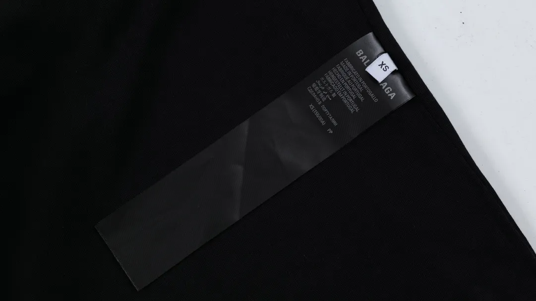 [New] Top tested version BALENCIAGA/Balenciaga 2024 SS AIGENERATED series new reverse stitched short-sleeved T-shirt ✅No.1 quality in the market Real ceiling quality ✅All original development pays attention to detail pictures to avoid mixed distribution of stolen pictures by merchants ✅Correct 260g custom-woven and dyed double yarn pure cotton fabric Custom-dyed threads have no color difference ✅Correctly imported material printing Dot direct injection process Letters are clear and three-dimensional, firm and do not fall off ✅Original reverse stitching production Worn and washed, black and gray cuff prints are different, overweight craftsmanship, the same as the original version, different market currency. Let me explain why mine is a little more expensive than others, 1. It seems to be a simple printing or embroidery, but it is not simple at all. 10000% imported machine restoration is not just a lip service. You are welcome to compare with peers. 2. Each model is produced by the company. The details of the workmanship and fabrics are consistent with the original ones. There is no color difference between the details and the counters. Reproduction is not terrible. Whoever is fake is embarrassed. It’s not shameful to make a replica, it’s shameful if you can’t buy the correct version if you make a replica. 3. Note that the threaded collars are all original collars of certain countries and regions, with high wrapping. The width of the neckline and cabinets are accurate to the millimeter. Thick necklines are not easy to deform. The collars of high-end products are all restored cabinets. They are different from the big collars in the world. Ordinary garbage short-sleeves are printed with a print. The clavicle of the upper body is exposed. Please be patient. Customers who have bought genuine products or have seen genuine products will come back to place orders again. This is quality. This is quality. 4. Different styles of washed wheat main wheat, including imported wheat, have different colors and codes. Really restore the counter. As we all know, Balenciaga has different English or different colors on the collar labels of each quarter. This distinguishes the fast food products with the same common main wheat washed wheat. 5. Pay attention to the workmanship. The stitching at the neckline has no folds, smooth and natural without overlapping lines, and truly restores this. This is something that many people cannot do. 6. The fabric is made of 260g Paris-specific double yarn. No one can make better fabrics than my family. There's really no way to compare it with the ordinary version on the market. Respect it. It's genuine and costs thousands of dollars anyway. Don't go for the quality of street stall products. 7. The workmanship is fully restored and the packaging is fully restored. The cost is huge. 8. I guarantee here that this is the highest quality you can find. Size: XS-S-M-L Color: Black Gray P:270