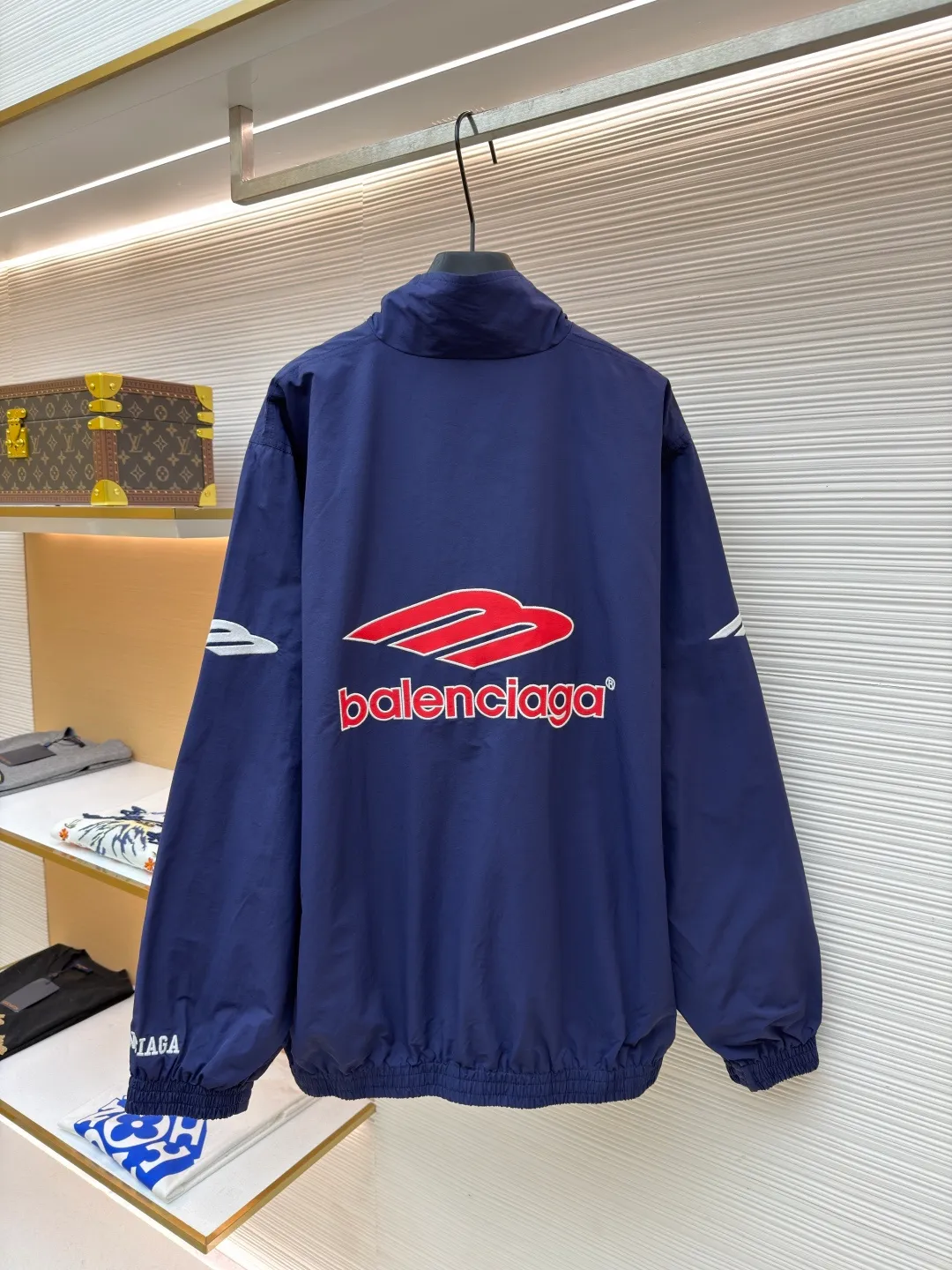 Balenciaga letter logo printed long-sleeved stand-collar jacket ●Original version: purchased and developed at 18499 ●Item number: 1682505-B90 ●Fabric: technical quick-drying fabric ●Technology: printing production ●Color: blue ●Version: loose fit ●Weight: about 625 grams ●Size: S-M-L-XL ●Description: This Balenciaga black jacket is made of high-density nylon taffeta fabric. The fabric is first treated with water-repellent treatment, and a nano-scale waterproof membrane is formed on the surface. It is both windproof and lightweight. It is also pre-shrunk, making the garment less likely to shrink and deform. The brand logo and pattern on the body of the garment are 3D silicone hot stamping process. It is made of environmentally friendly silicone material with high elasticity and folding resistance. It is formed by hot pressing at 180°C high temperature and high pressure. The pattern and fabric are firmly combined, not easy to fall off and have a three-dimensional matte texture. The woven label on the side adopts computerized jacquard woven label technology, with a color fastness of above level 4, and the edges are heat-sealed to prevent stripping. The zipper is a custom-made metal matte zipper with wear-resistant electroplating treatment on the teeth. The ribbed edges of the collar and hem have built-in spandex elastic yarn. The splicing of the body is made of overlock seams. The stitches are evenly spaced and the seams are flat. The entire body is ironed and shaped by hand to perfectly present the brand's iconic oversize loose fit. The overall wiring is straight and delicate, the fabric is comfortable and soft, and the color is consistent without color difference. It can be matched with the same style to create a fashionable look and control various occasions. Customized accessories, complete with three standards, same style for men and women!
