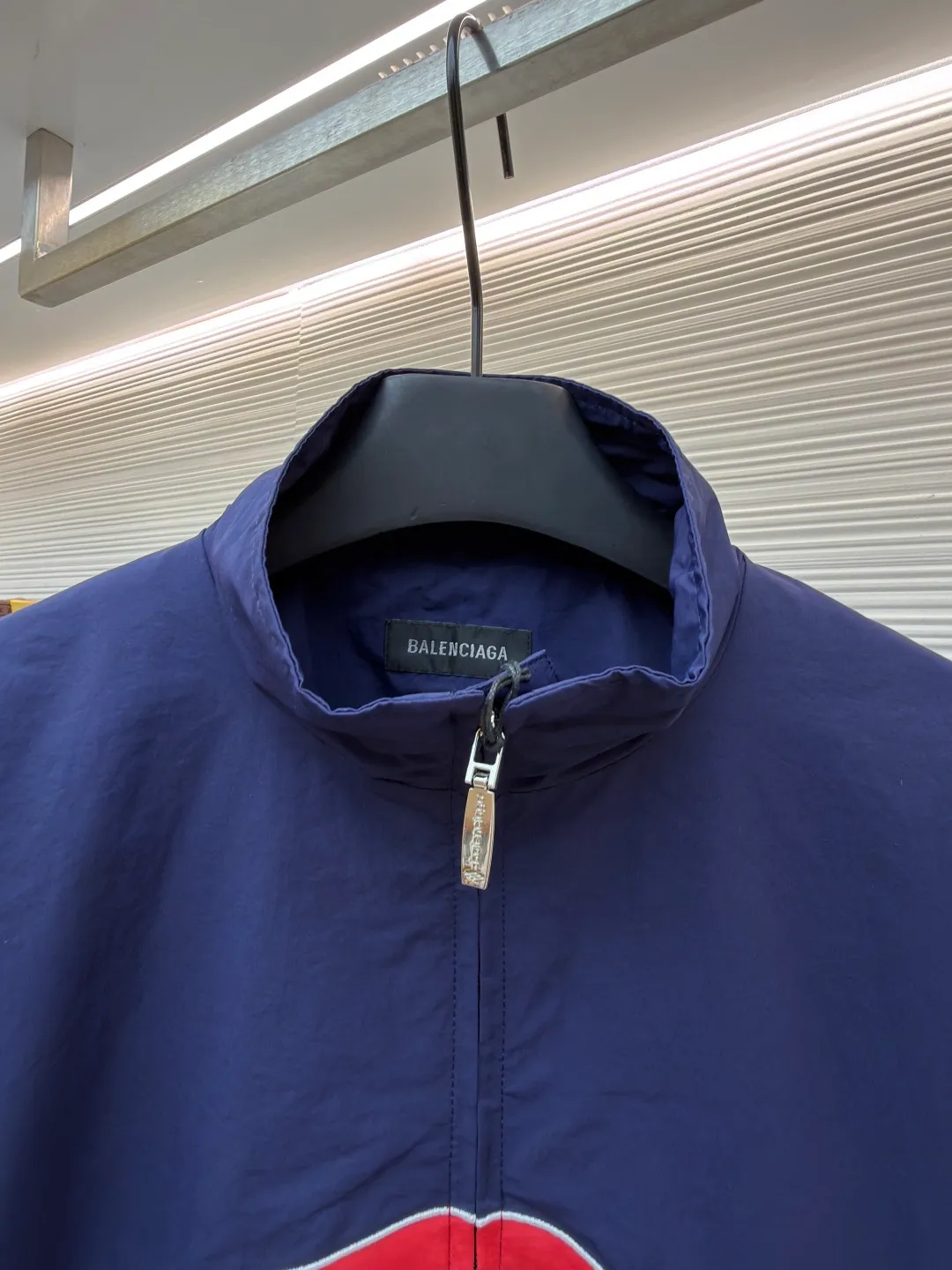 Balenciaga letter logo printed long-sleeved stand-collar jacket ●Original version: purchased and developed at 18499 ●Item number: 1682505-B90 ●Fabric: technical quick-drying fabric ●Technology: printing production ●Color: blue ●Version: loose fit ●Weight: about 625 grams ●Size: S-M-L-XL ●Description: This Balenciaga black jacket is made of high-density nylon taffeta fabric. The fabric is first treated with water-repellent treatment, and a nano-scale waterproof membrane is formed on the surface. It is both windproof and lightweight. It is also pre-shrunk, making the garment less likely to shrink and deform. The brand logo and pattern on the body of the garment are 3D silicone hot stamping process. It is made of environmentally friendly silicone material with high elasticity and folding resistance. It is formed by hot pressing at 180°C high temperature and high pressure. The pattern and fabric are firmly combined, not easy to fall off and have a three-dimensional matte texture. The woven label on the side adopts computerized jacquard woven label technology, with a color fastness of above level 4, and the edges are heat-sealed to prevent stripping. The zipper is a custom-made metal matte zipper with wear-resistant electroplating treatment on the teeth. The ribbed edges of the collar and hem have built-in spandex elastic yarn. The splicing of the body is made of overlock seams. The stitches are evenly spaced and the seams are flat. The entire body is ironed and shaped by hand to perfectly present the brand's iconic oversize loose fit. The overall wiring is straight and delicate, the fabric is comfortable and soft, and the color is consistent without color difference. It can be matched with the same style to create a fashionable look and control various occasions. Customized accessories, complete with three standards, same style for men and women!