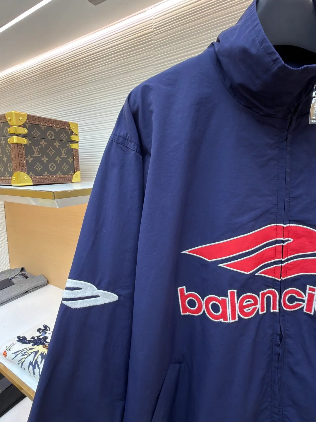 Balenciaga letter logo printed long-sleeved stand-collar jacket ●Original version: purchased and developed at 18499 ●Item number: 1682505-B90 ●Fabric: technical quick-drying fabric ●Technology: printing production ●Color: blue ●Version: loose fit ●Weight: about 625 grams ●Size: S-M-L-XL ●Description: This Balenciaga black jacket is made of high-density nylon taffeta fabric. The fabric is first treated with water-repellent treatment, and a nano-scale waterproof membrane is formed on the surface. It is both windproof and lightweight. It is also pre-shrunk, making the garment less likely to shrink and deform. The brand logo and pattern on the body of the garment are 3D silicone hot stamping process. It is made of environmentally friendly silicone material with high elasticity and folding resistance. It is formed by hot pressing at 180°C high temperature and high pressure. The pattern and fabric are firmly combined, not easy to fall off and have a three-dimensional matte texture. The woven label on the side adopts computerized jacquard woven label technology, with a color fastness of above level 4, and the edges are heat-sealed to prevent stripping. The zipper is a custom-made metal matte zipper with wear-resistant electroplating treatment on the teeth. The ribbed edges of the collar and hem have built-in spandex elastic yarn. The splicing of the body is made of overlock seams. The stitches are evenly spaced and the seams are flat. The entire body is ironed and shaped by hand to perfectly present the brand's iconic oversize loose fit. The overall wiring is straight and delicate, the fabric is comfortable and soft, and the color is consistent without color difference. It can be matched with the same style to create a fashionable look and control various occasions. Customized accessories, complete with three standards, same style for men and women!