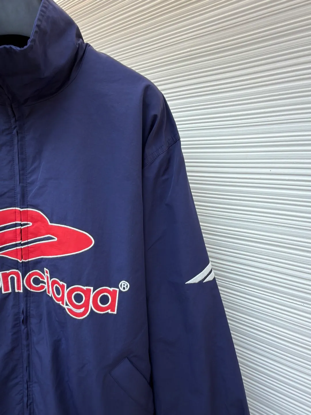Balenciaga letter logo printed long-sleeved stand-collar jacket ●Original version: purchased and developed at 18499 ●Item number: 1682505-B90 ●Fabric: technical quick-drying fabric ●Technology: printing production ●Color: blue ●Version: loose fit ●Weight: about 625 grams ●Size: S-M-L-XL ●Description: This Balenciaga black jacket is made of high-density nylon taffeta fabric. The fabric is first treated with water-repellent treatment, and a nano-scale waterproof membrane is formed on the surface. It is both windproof and lightweight. It is also pre-shrunk, making the garment less likely to shrink and deform. The brand logo and pattern on the body of the garment are 3D silicone hot stamping process. It is made of environmentally friendly silicone material with high elasticity and folding resistance. It is formed by hot pressing at 180°C high temperature and high pressure. The pattern and fabric are firmly combined, not easy to fall off and have a three-dimensional matte texture. The woven label on the side adopts computerized jacquard woven label technology, with a color fastness of above level 4, and the edges are heat-sealed to prevent stripping. The zipper is a custom-made metal matte zipper with wear-resistant electroplating treatment on the teeth. The ribbed edges of the collar and hem have built-in spandex elastic yarn. The splicing of the body is made of overlock seams. The stitches are evenly spaced and the seams are flat. The entire body is ironed and shaped by hand to perfectly present the brand's iconic oversize loose fit. The overall wiring is straight and delicate, the fabric is comfortable and soft, and the color is consistent without color difference. It can be matched with the same style to create a fashionable look and control various occasions. Customized accessories, complete with three standards, same style for men and women!
