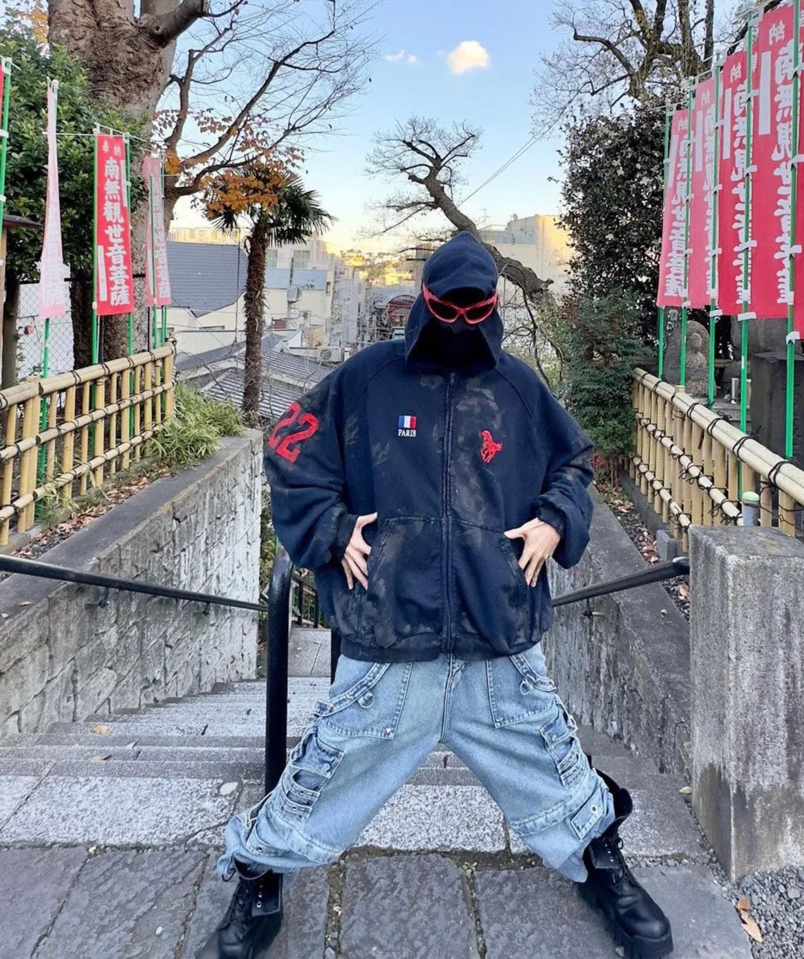 ♻️💯Upper body reference model picture❤️Top tested version Balenciaga Paris co-branded Lauren Raff mustang war horse embroidered flag muddy old dirty zipper cardigan sweatshirt #Custom-woven Paris fabric 480g. The zipper is matched with a custom logo. Imported Tajima machines are used to embroider large-area heavy-duty high-density embroidery effects to make the embroidery more three-dimensional. The back is printed with imported glue. The ready-made garments are hand-ground and irregularly applied with mud to create a mud effect. Each piece of clothing needs to be coated three times, with an hour's interval between each coat to allow the coating to dry completely to ensure that the printing will not stick together. Exclusive and high quality due to heavy work and time consuming labor.   Color: Dark Blue Size: XS-L P:510