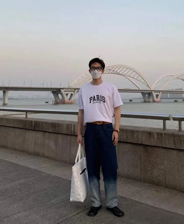 ♻️💯Refer to the model picture for the upper body❤️Balenciaga PARIS print on the chest, the same style pure cotton short-sleeved T-shirt for male and female couples stars. The fabric is made of 32S 260g combed cotton fabric, which is full of drape, comfortable and breathable. The printing is made of imported thick paste from the printing elliptical machine. It is full of thickness and restores the original printing thickness. The overall printing has no edging. Large products come with three standards + size sticker + dustproof paper with logo. Size: Xs-L. Color: White, Black, Pink. P: 240.