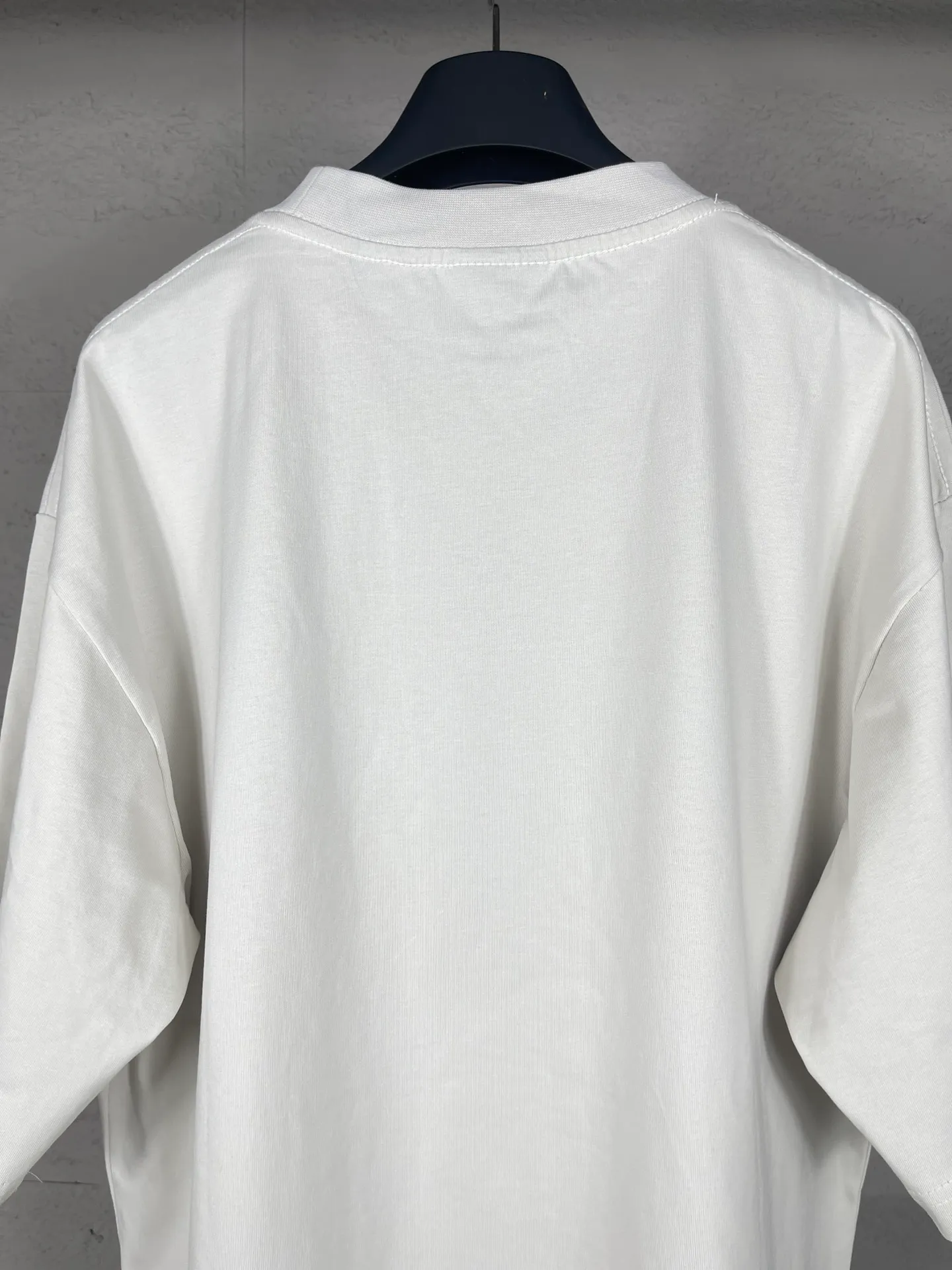 🅿️200 pictures [Top version. Official website quality] BALENCI*GA/Paris. 24SS latest rock double B direct spray. Hand-painted graffiti worn distressed short-sleeved T-shirt, all pattern details color Y-board customization, hand-painted graffiti worn over heavy craftsmanship. Brick cabinets are synchronized. Genuine products are developed at the first time, and you can print and compare! The fabric is made of Paris ZP custom-woven and dyed cotton double yarn. Weighing 260 grams, the cloth surface is clean. The cloth pattern is clear, soft and comfortable. The threads are dyed with no color difference. The printing uses environmentally friendly imported materials and self-inking direct injection, with clear letters and three-dimensional effect. The entire garment is washed and distressed. The version adopts OS loose shoulder design. Same style for men and women. Code: BL223387 Color: dark purple, off-white Size: XS S M L