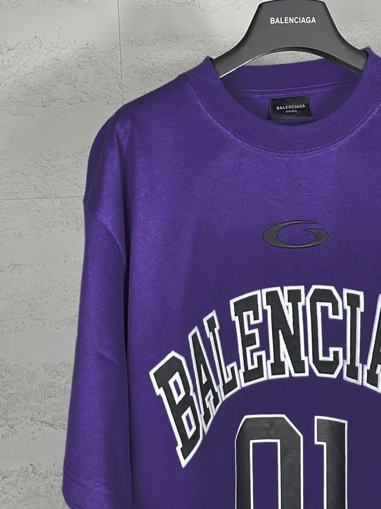 🅿️210 Actual pictures [Top version. Official website quality] BALENCI*GA/Paris.SS25 latest basketball uniform embroidered printed long-sleeved T-shirt. The front embroidery is embroidered and printed using a Tajima computer embroidery machine, the lower left corner is stamped, and the back piece is printed. Brick cabinets are synchronized. Genuine products are developed at the first time. The fabric is made of Paris ZP custom-woven and dyed cotton double yarn. Weighing 260 grams, the cloth surface is clean. The cloth pattern is clear, soft and comfortable. The threads are dyed with no color difference. The printing uses environmentally friendly imported materials, the letters are clear and the effect is three-dimensional. The version adopts OS loose shoulder design. Same style for men and women. Code: BL253626 Color: black, white, orchid, purple, yellow, green. Size: XS S M L