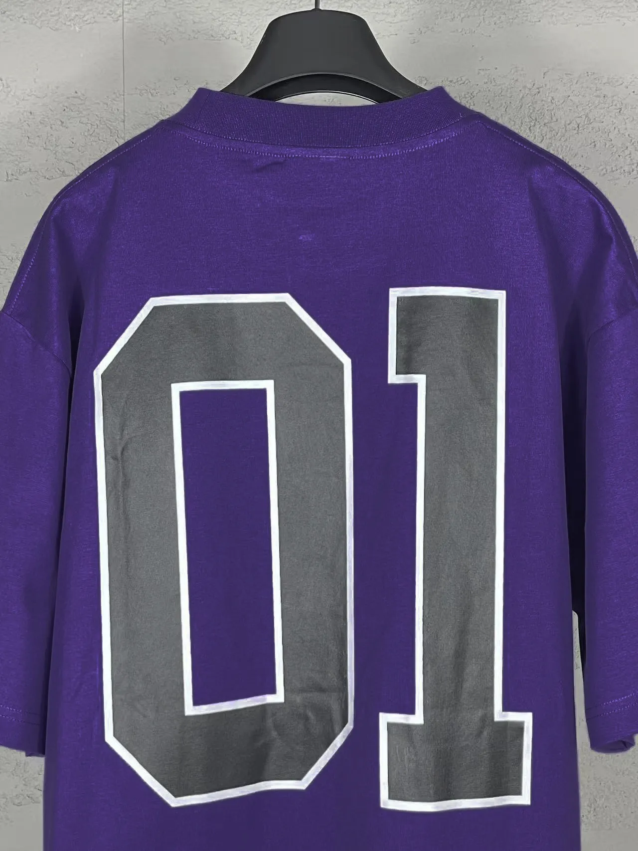 🅿️210 Actual pictures [Top version. Official website quality] BALENCI*GA/Paris.SS25 latest basketball uniform embroidered printed long-sleeved T-shirt. The front embroidery is embroidered and printed using a Tajima computer embroidery machine, the lower left corner is stamped, and the back piece is printed. Brick cabinets are synchronized. Genuine products are developed at the first time. The fabric is made of Paris ZP custom-woven and dyed cotton double yarn. Weighing 260 grams, the cloth surface is clean. The cloth pattern is clear, soft and comfortable. The threads are dyed with no color difference. The printing uses environmentally friendly imported materials, the letters are clear and the effect is three-dimensional. The version adopts OS loose shoulder design. Same style for men and women. Code: BL253626 Color: black, white, orchid, purple, yellow, green. Size: XS S M L