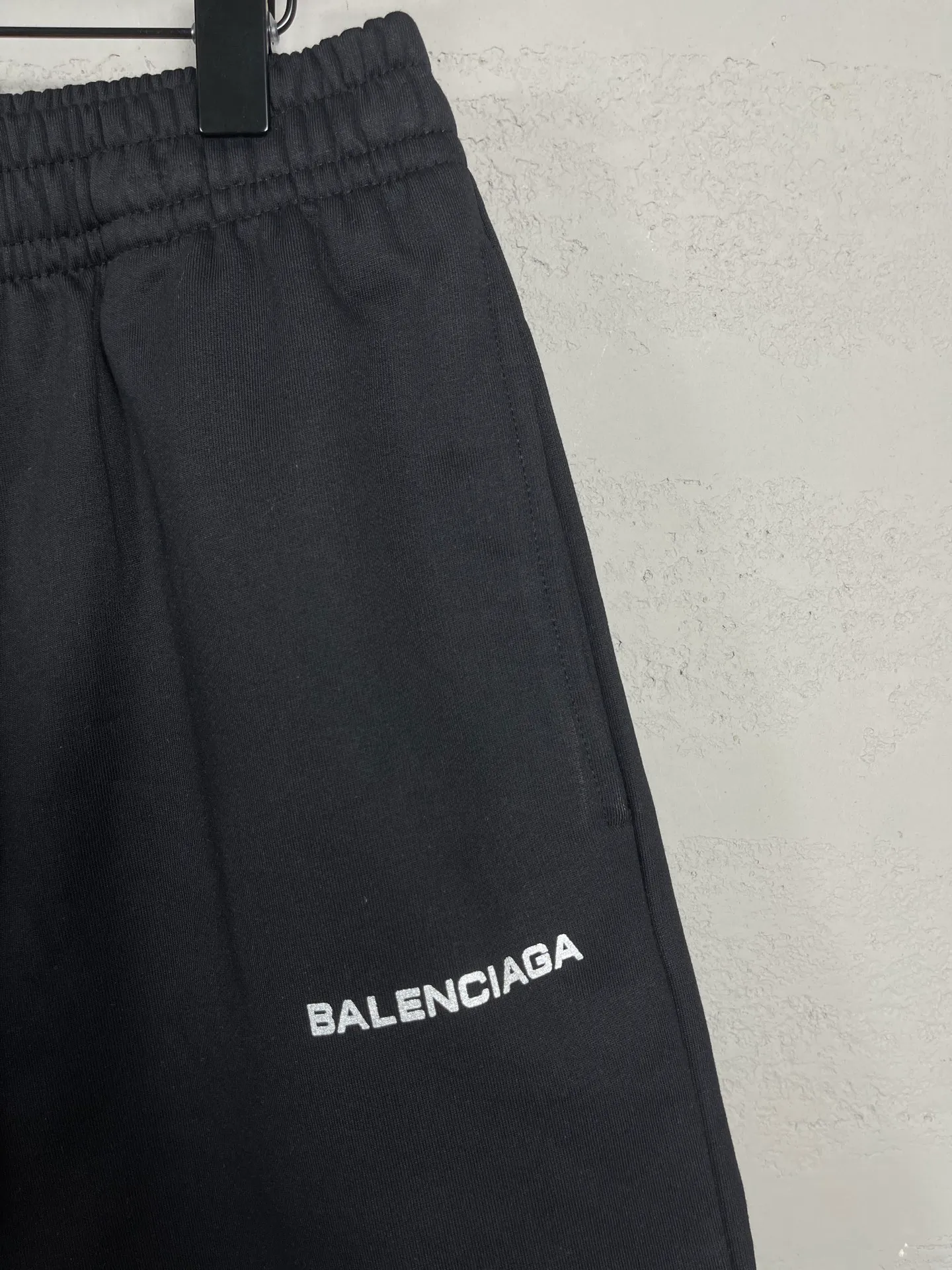 🅿️220 real photos [Top version. Official website quality] BALENCI*GA/Paris. 2025 new model. Paris classic LOGO printing, shorts with patch pockets on the back. Brick cabinet synchronization. Developed authentic products at the first time, enjoy printing and comparison! The fabric is made of Paris ZP custom-woven and dyed cotton terry sweatshirt, with a weight of 460 grams. The cloth surface is clean. The cloth pattern is clear, the hand feels soft and comfortable, and the imported environmentally friendly rubber paddles are used for printing. The letters are clear and the effect is three-dimensional. The version adopts a loose version. Same style for men and women. Code: BL257019 Color: Black Size: XS S M L