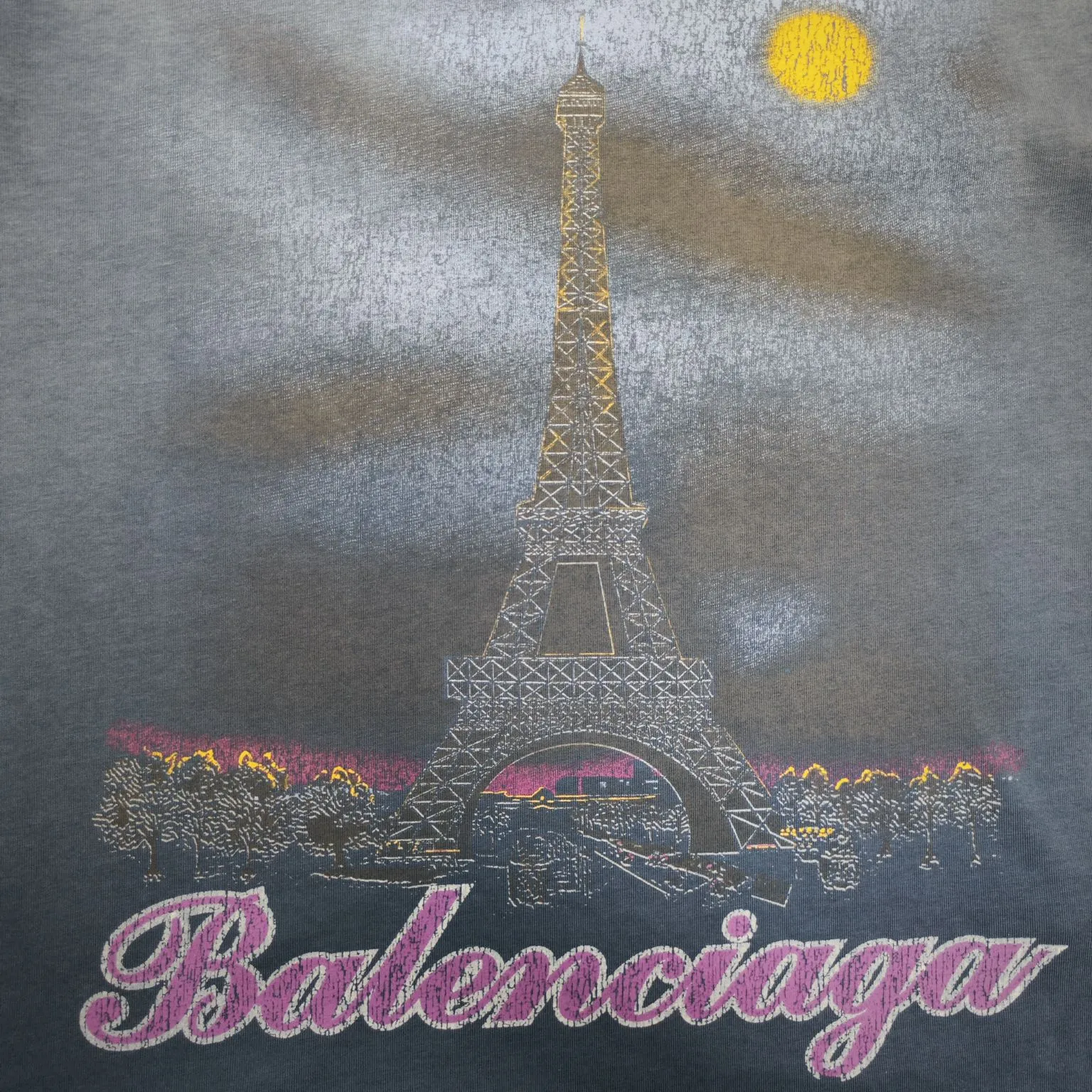 Top tested version BALENCIAGA Balenciaga 24 latest Paris Eiffel Tower inkjet graffiti hand-painted gradient color print washed distressed short-sleeved T-shirt The whole piece of fabric is washed before being cut, and the front and rear panels are printed using the imported Kornit direct-jet printing process. After the garment is washed twice, in order to get closer to the original effect, the master craftsman manually positions it, flattens it, applies ink and spray paint. The garment effect is more accurate and time-consuming and labor-intensive. The details are perfectly restored zp Exclusively woven and dyed 300g fabric. Threads are dyed in the same vat with zero color difference. Difference from market currency. Welcome to compare. Fabric: Customized imported high-gram weight tight double yarn fabric 300g, 100% cotton. Accessories: full set of customized accessories, packaging bags, tags, brand LOGO Sydney paper. Color: black blue. Size: XS--L P:310.