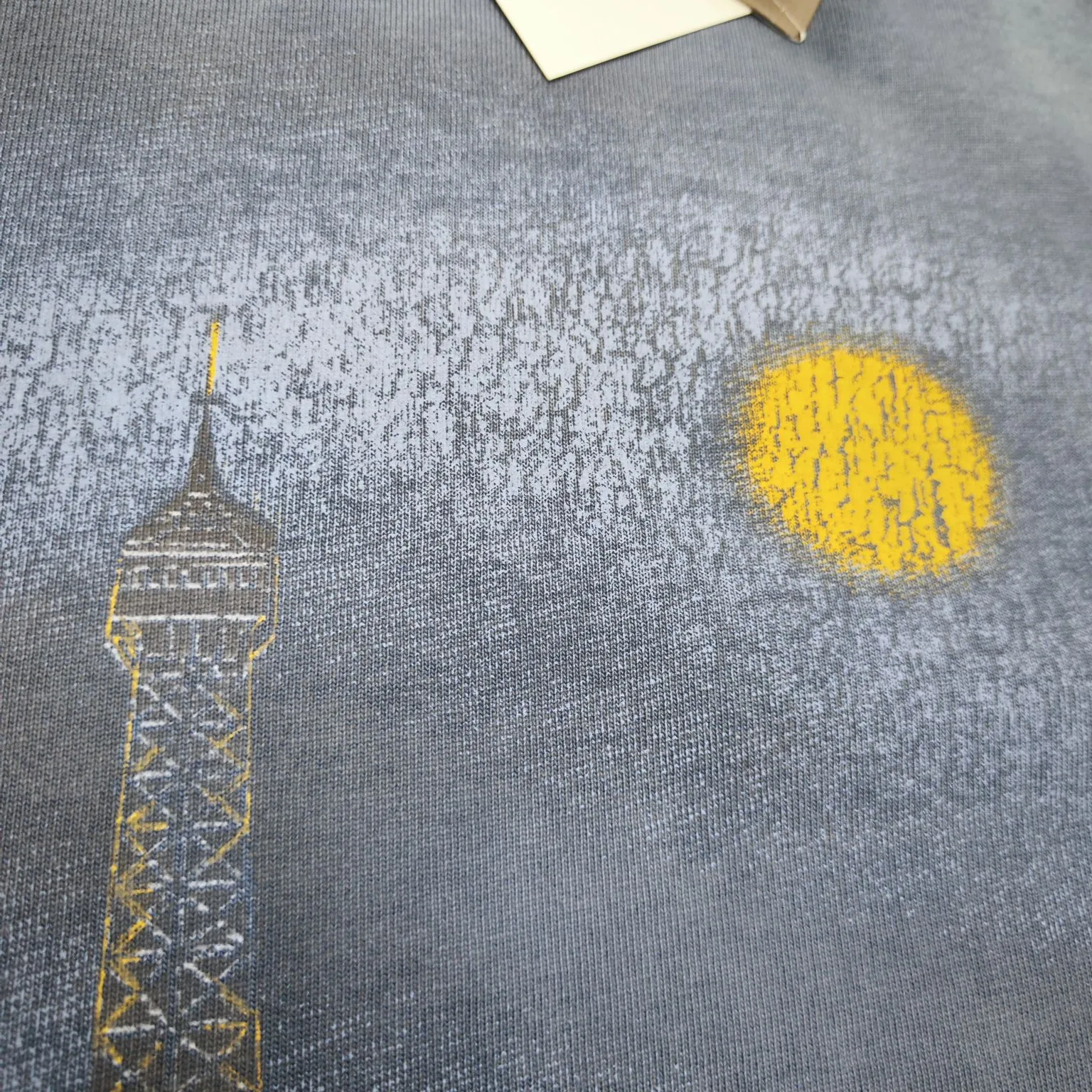 Top tested version BALENCIAGA Balenciaga 24 latest Paris Eiffel Tower inkjet graffiti hand-painted gradient color print washed distressed short-sleeved T-shirt The whole piece of fabric is washed before being cut, and the front and rear panels are printed using the imported Kornit direct-jet printing process. After the garment is washed twice, in order to get closer to the original effect, the master craftsman manually positions it, flattens it, applies ink and spray paint. The garment effect is more accurate and time-consuming and labor-intensive. The details are perfectly restored zp Exclusively woven and dyed 300g fabric. Threads are dyed in the same vat with zero color difference. Difference from market currency. Welcome to compare. Fabric: Customized imported high-gram weight tight double yarn fabric 300g, 100% cotton. Accessories: full set of customized accessories, packaging bags, tags, brand LOGO Sydney paper. Color: black blue. Size: XS--L P:310.