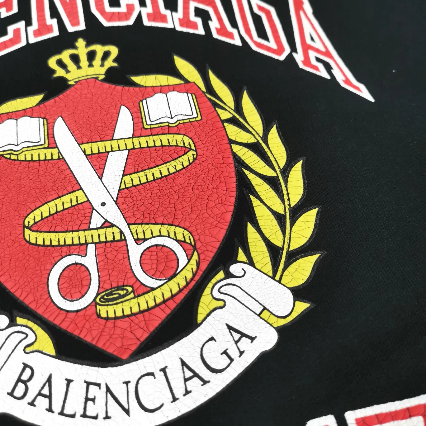 The black details of the 1917 shield are supplemented - the top tried version of the Balenciaga logo printed EST 1917 knitted T-shirt 2022 new style autumn and winter hoodies for men and women couples. The process adopts Kangli printing cracking effect. This crack is not a line pattern, but a three-dimensional burst pattern. How many versions on the market are based on pictures? Just make pictures, not craftsmanship? Without a version, it would be impossible to create the original flavor, and it would be almost pointless to brag! The front panel printing glue bursting effect uses imported transparent slurry to scrape the bottom to make the printing bursting feel uniform. (PS: If this process is missing, the printing will easily fall off in large areas after cracking) The fabric is made of 520g composite crystal velvet fabric, which is full of drape, loose and good on the skin. Color: black white Size: XS-L (maximum wear: 230 pounds) P:490