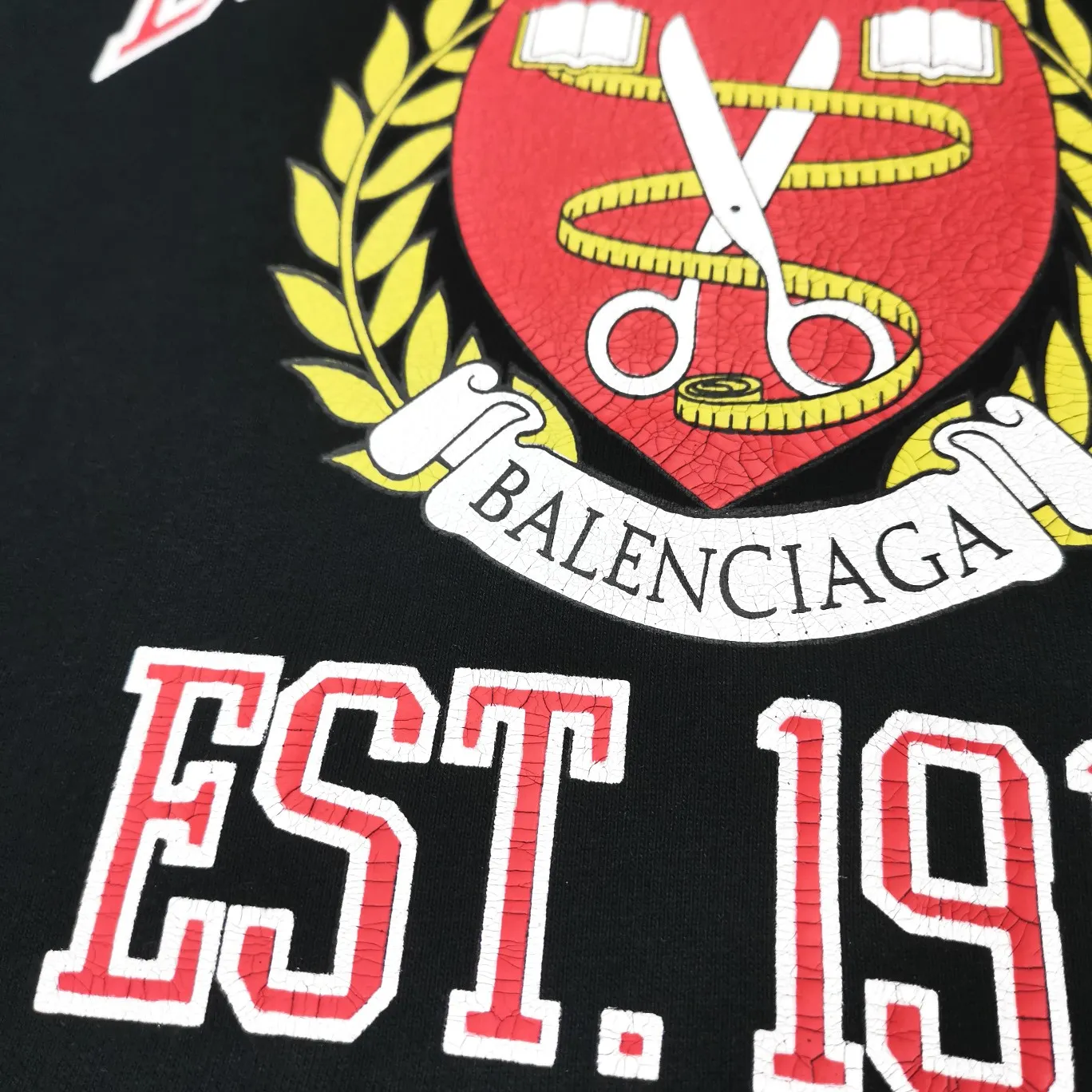The black details of the 1917 shield are supplemented - the top tried version of the Balenciaga logo printed EST 1917 knitted T-shirt 2022 new style autumn and winter hoodies for men and women couples. The process adopts Kangli printing cracking effect. This crack is not a line pattern, but a three-dimensional burst pattern. How many versions on the market are based on pictures? Just make pictures, not craftsmanship? Without a version, it would be impossible to create the original flavor, and it would be almost pointless to brag! The front panel printing glue bursting effect uses imported transparent slurry to scrape the bottom to make the printing bursting feel uniform. (PS: If this process is missing, the printing will easily fall off in large areas after cracking) The fabric is made of 520g composite crystal velvet fabric, which is full of drape, loose and good on the skin. Color: black white Size: XS-L (maximum wear: 230 pounds) P:490
