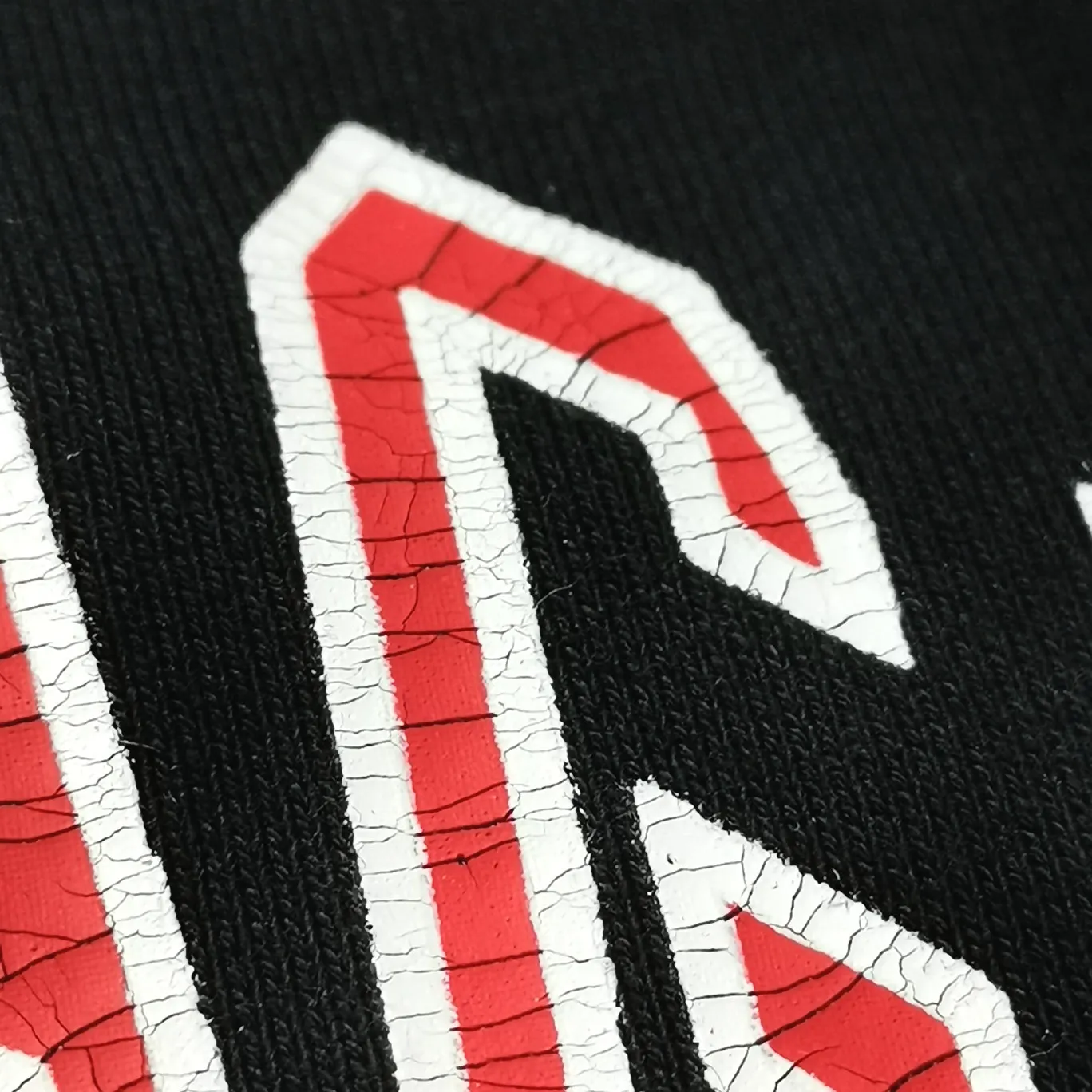The black details of the 1917 shield are supplemented - the top tried version of the Balenciaga logo printed EST 1917 knitted T-shirt 2022 new style autumn and winter hoodies for men and women couples. The process adopts Kangli printing cracking effect. This crack is not a line pattern, but a three-dimensional burst pattern. How many versions on the market are based on pictures? Just make pictures, not craftsmanship? Without a version, it would be impossible to create the original flavor, and it would be almost pointless to brag! The front panel printing glue bursting effect uses imported transparent slurry to scrape the bottom to make the printing bursting feel uniform. (PS: If this process is missing, the printing will easily fall off in large areas after cracking) The fabric is made of 520g composite crystal velvet fabric, which is full of drape, loose and good on the skin. Color: black white Size: XS-L (maximum wear: 230 pounds) P:490