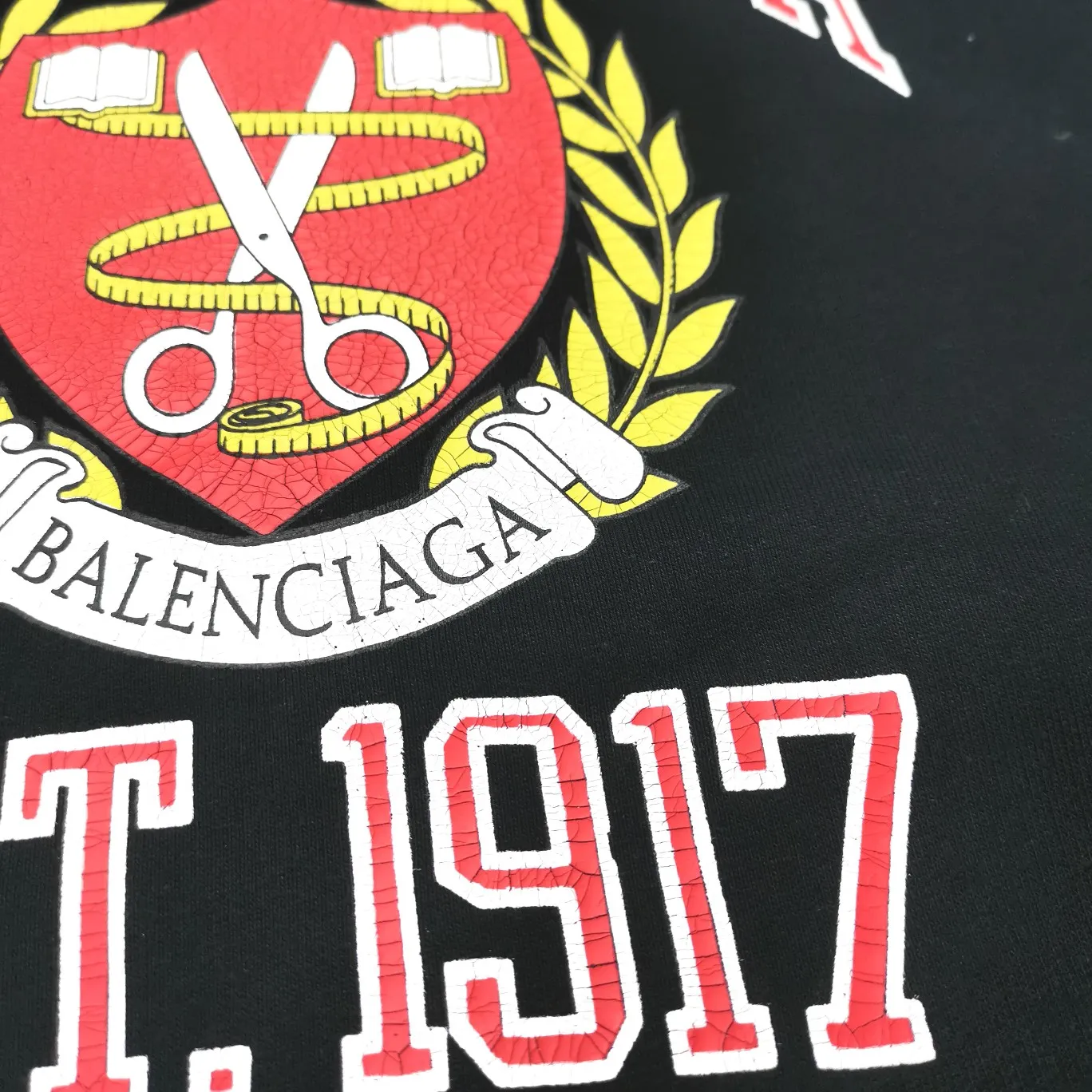 The black details of the 1917 shield are supplemented - the top tried version of the Balenciaga logo printed EST 1917 knitted T-shirt 2022 new style autumn and winter hoodies for men and women couples. The process adopts Kangli printing cracking effect. This crack is not a line pattern, but a three-dimensional burst pattern. How many versions on the market are based on pictures? Just make pictures, not craftsmanship? Without a version, it would be impossible to create the original flavor, and it would be almost pointless to brag! The front panel printing glue bursting effect uses imported transparent slurry to scrape the bottom to make the printing bursting feel uniform. (PS: If this process is missing, the printing will easily fall off in large areas after cracking) The fabric is made of 520g composite crystal velvet fabric, which is full of drape, loose and good on the skin. Color: black white Size: XS-L (maximum wear: 230 pounds) P:490